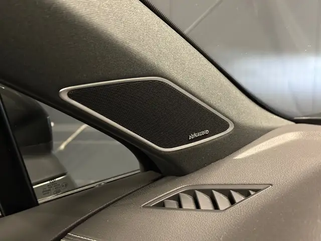 Volkswagen Touareg view 20