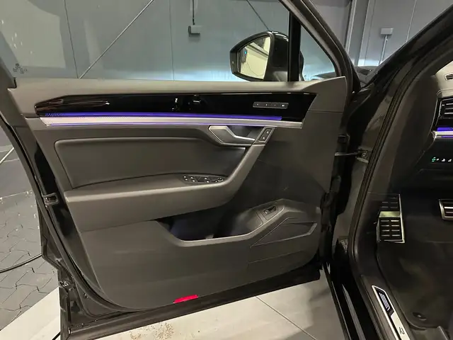 Volkswagen Touareg view 13