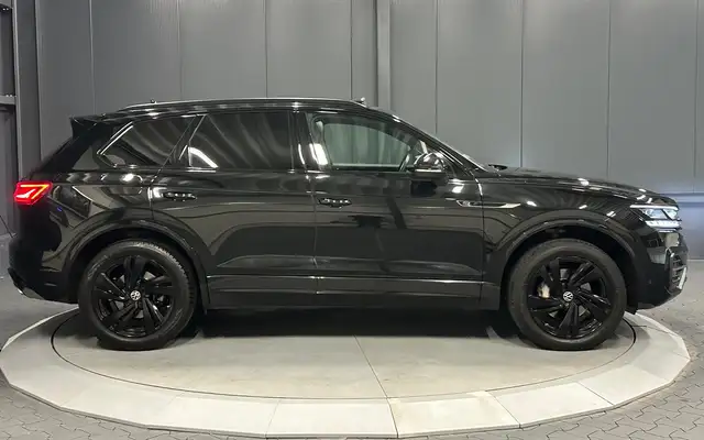 Volkswagen Touareg view 6