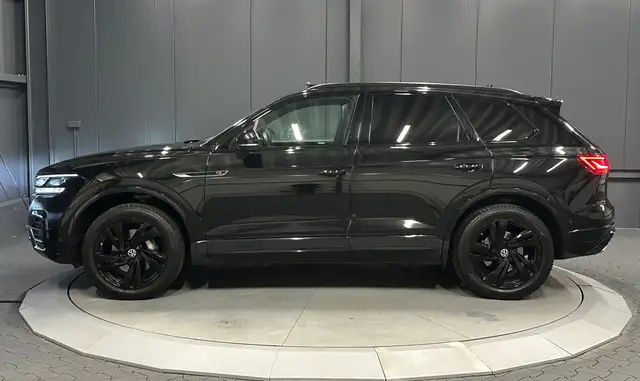 Volkswagen Touareg view 2