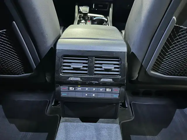Volkswagen Touareg view 30