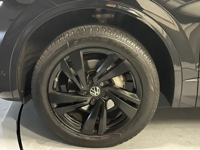 Volkswagen Touareg view 9
