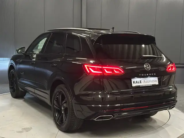 Volkswagen Touareg view 3