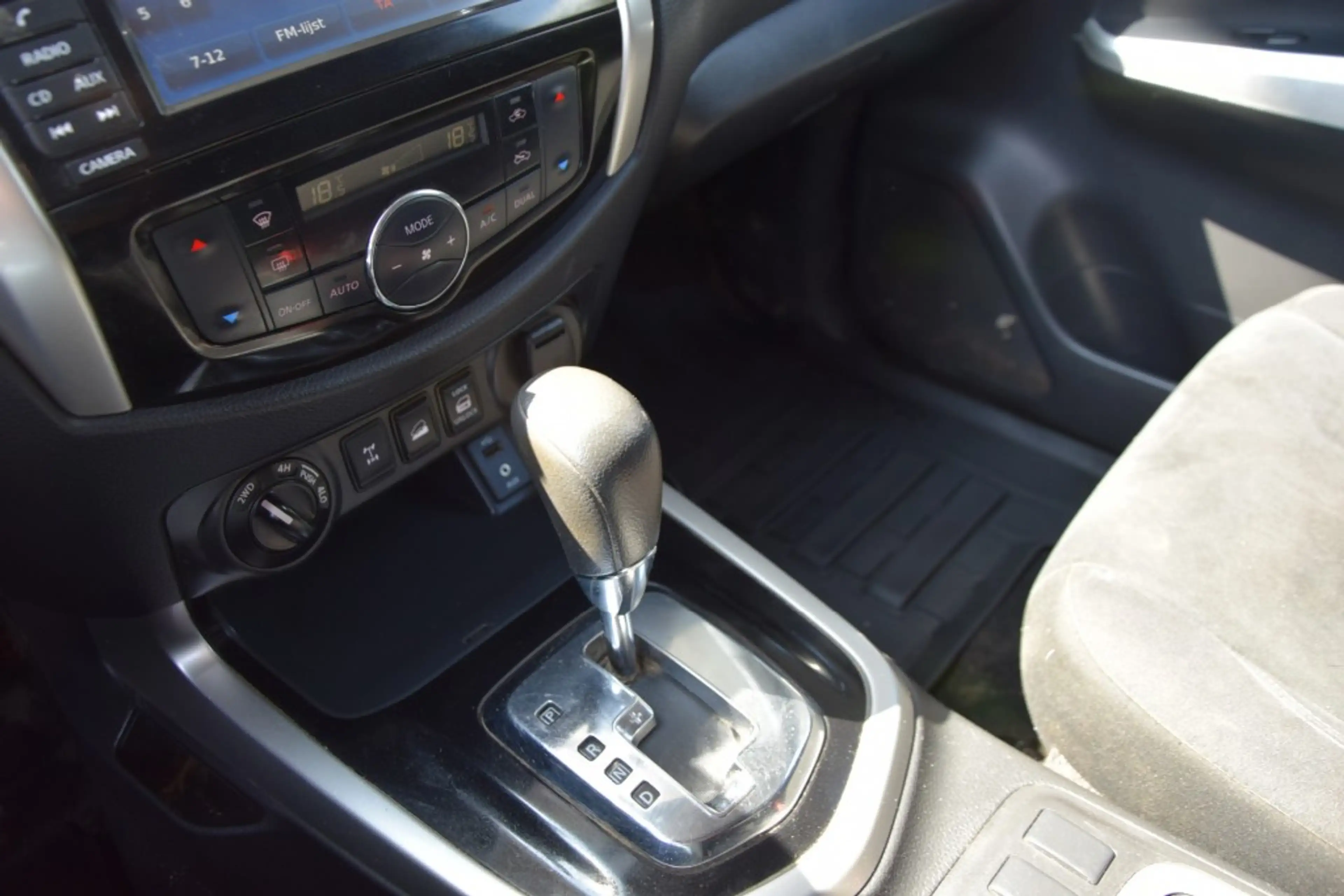 Nissan Navara 2.3 DCI DUBBEL CABIN CONNECTA A/T 4WD VAN — photo 15