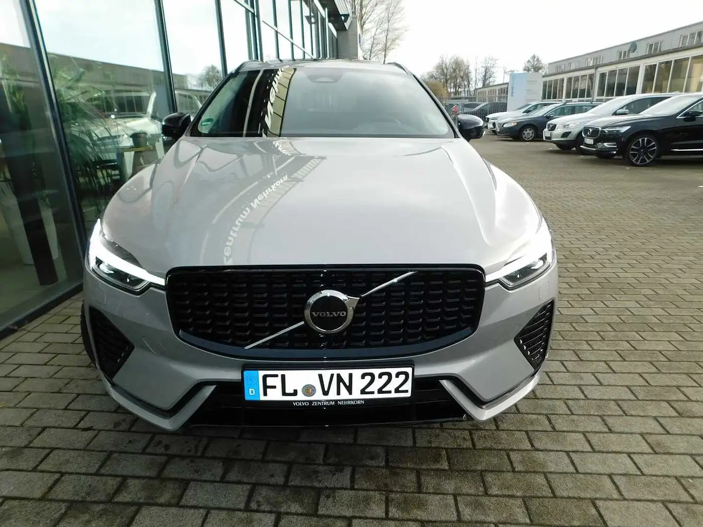 Volvo XC60 B4 D Plus Dark 'Standheizung,Glasdach' Silber - 2