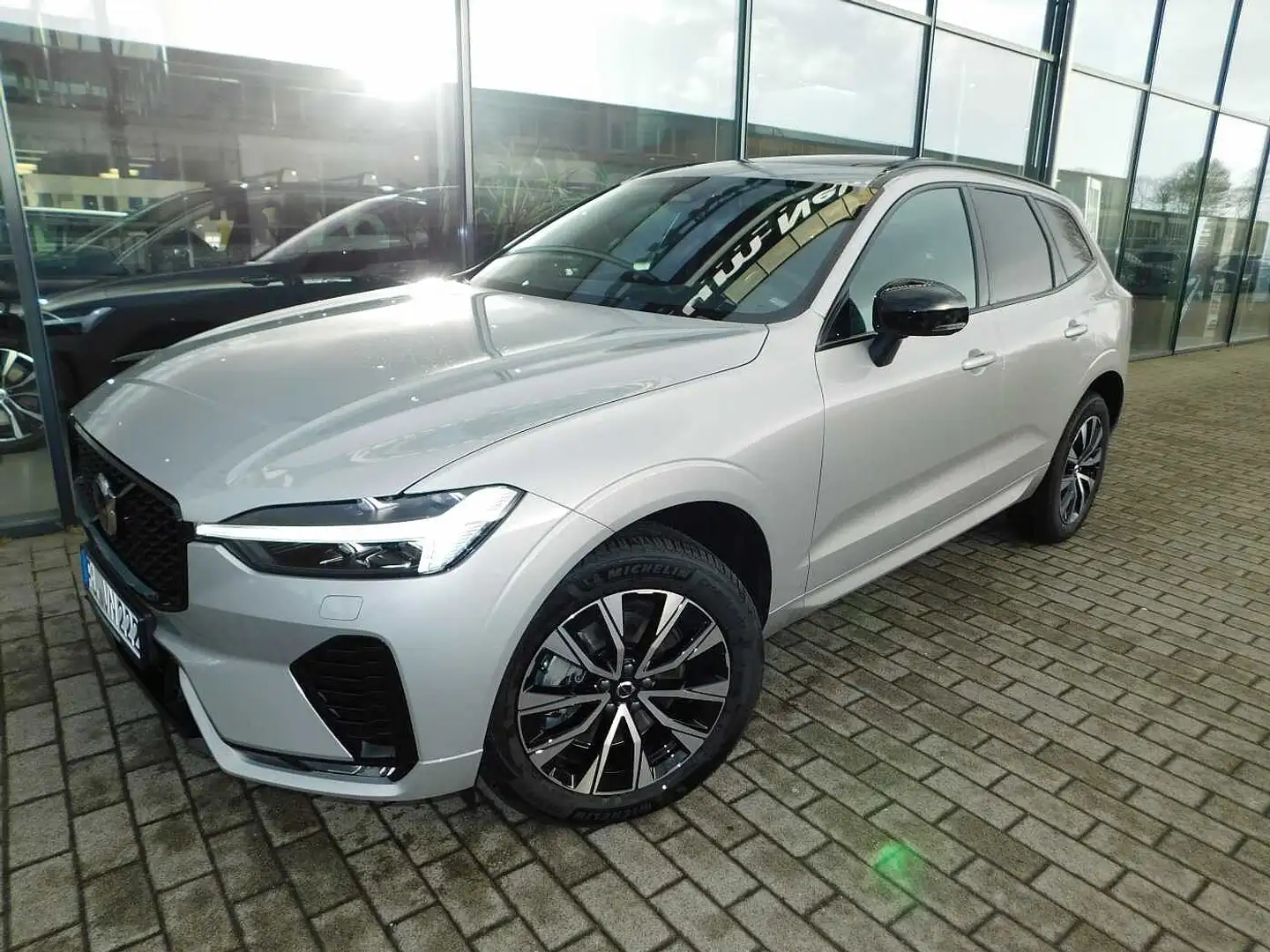 Volvo XC60 B4 D Plus Dark 'Standheizung,Glasdach' Silber - 1