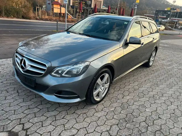 Mercedes-Benz E 220 d AUT+ MERCEDES SCHECKHEFT+TEMP+LED+LED+PDC