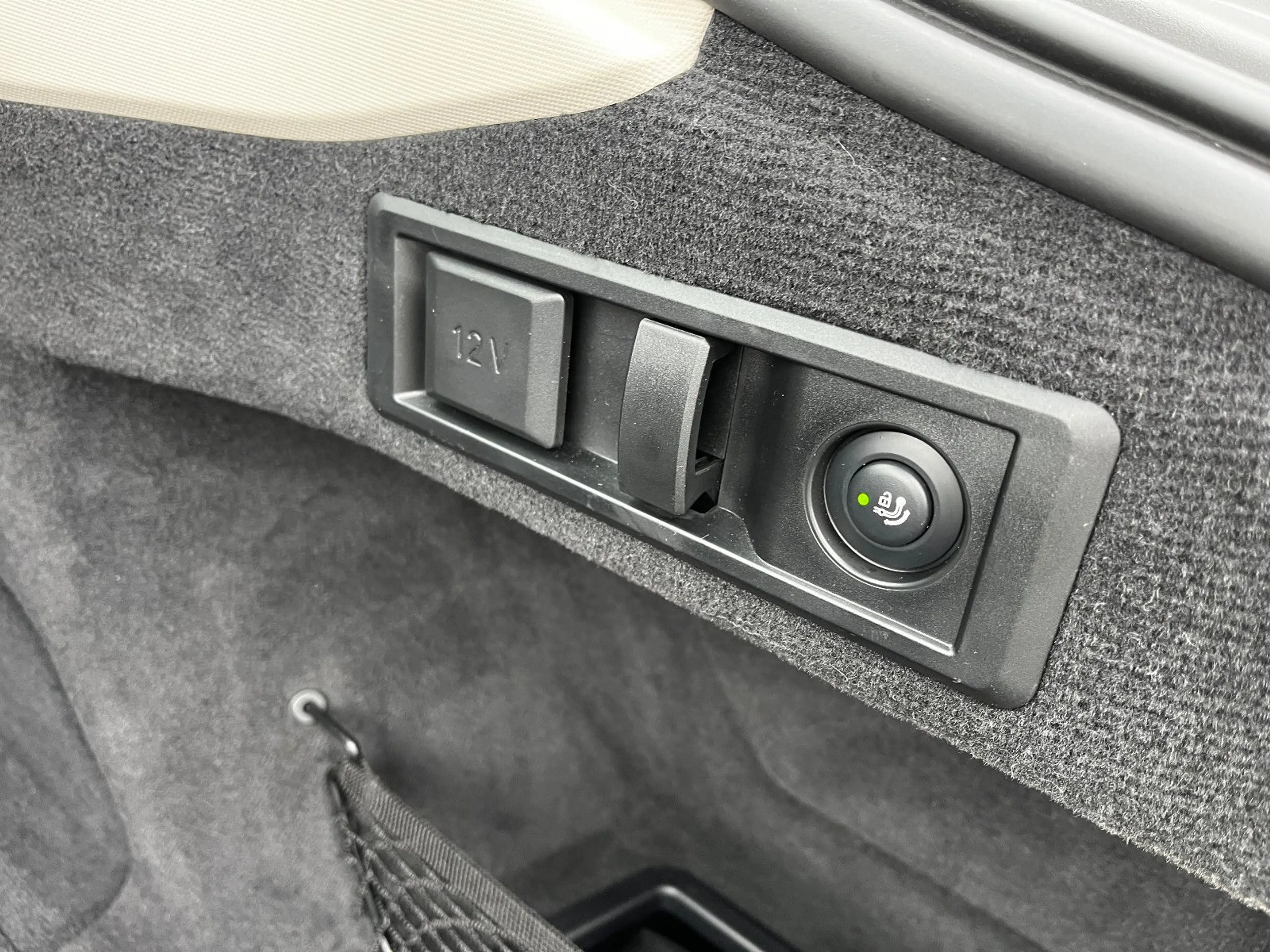 BMW i4 40eDrive GranCoupe HUD AHK CockProf BQT 100% — photo 23