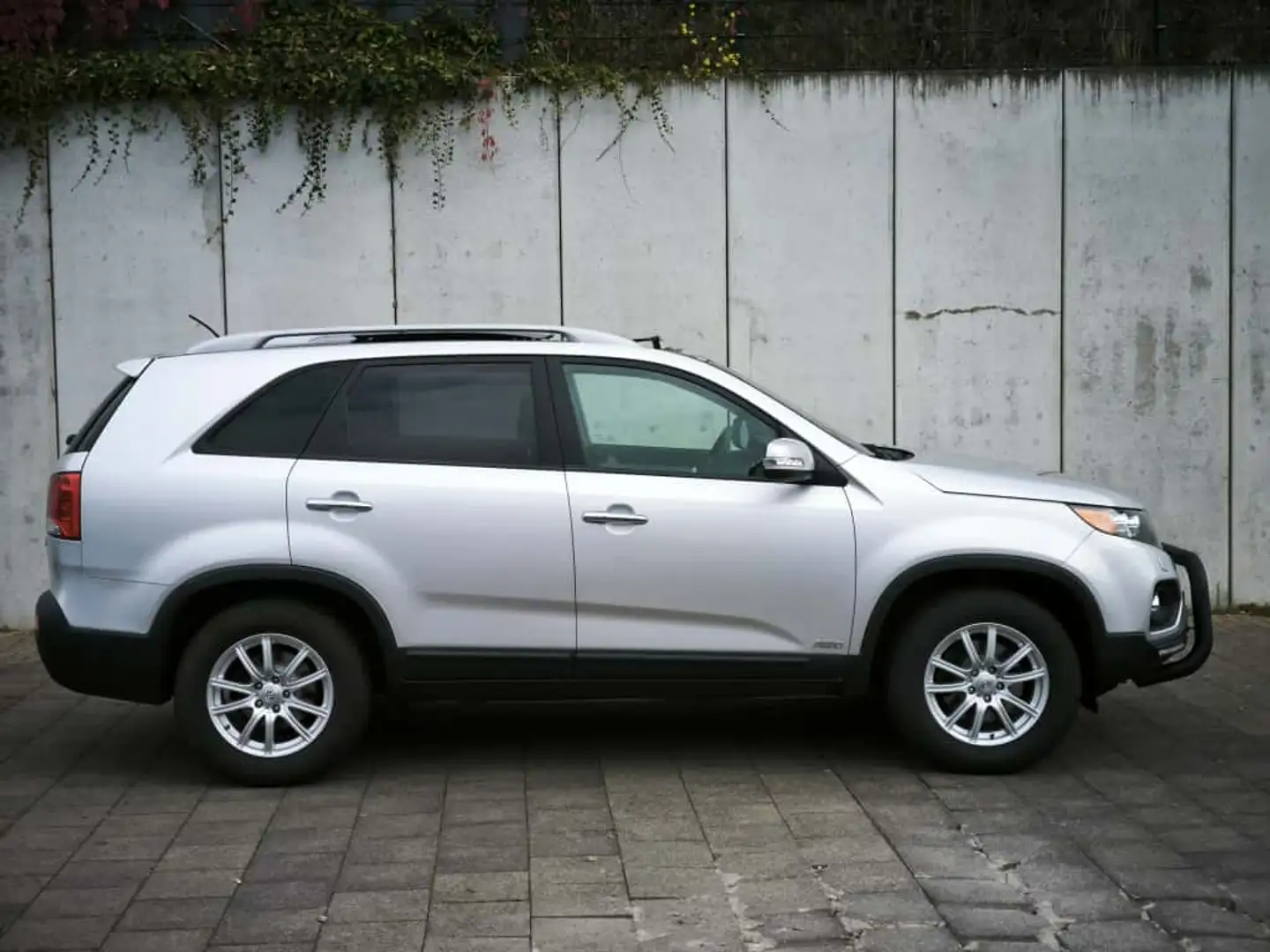 Kia Sorento Spirit 4WD 2.2CRDi Leder Pano AHK Xenon LED Bügel Silber - 1