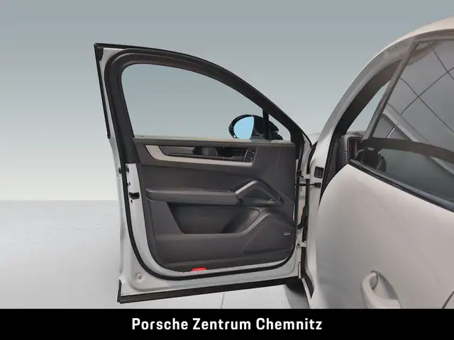 Porsche Cayenne view 10
