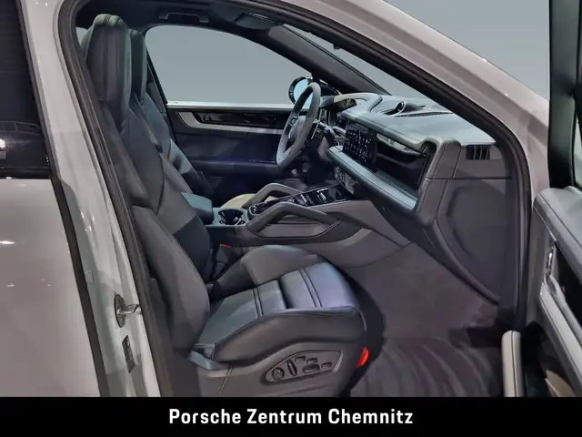 Porsche Cayenne view 13