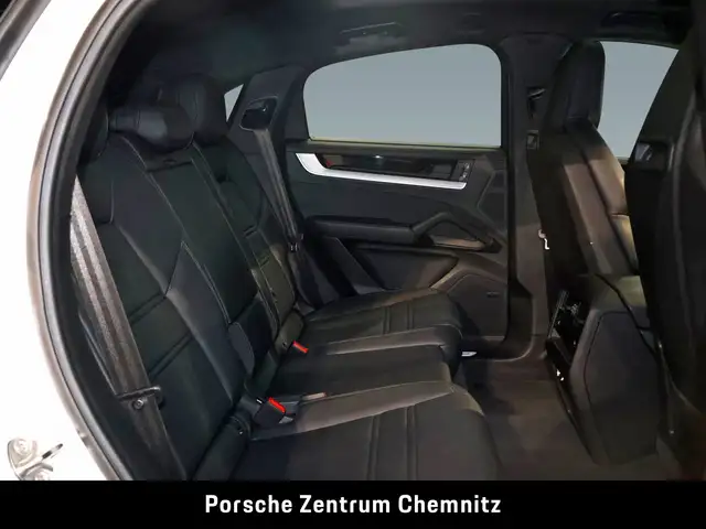 Porsche Cayenne view 8