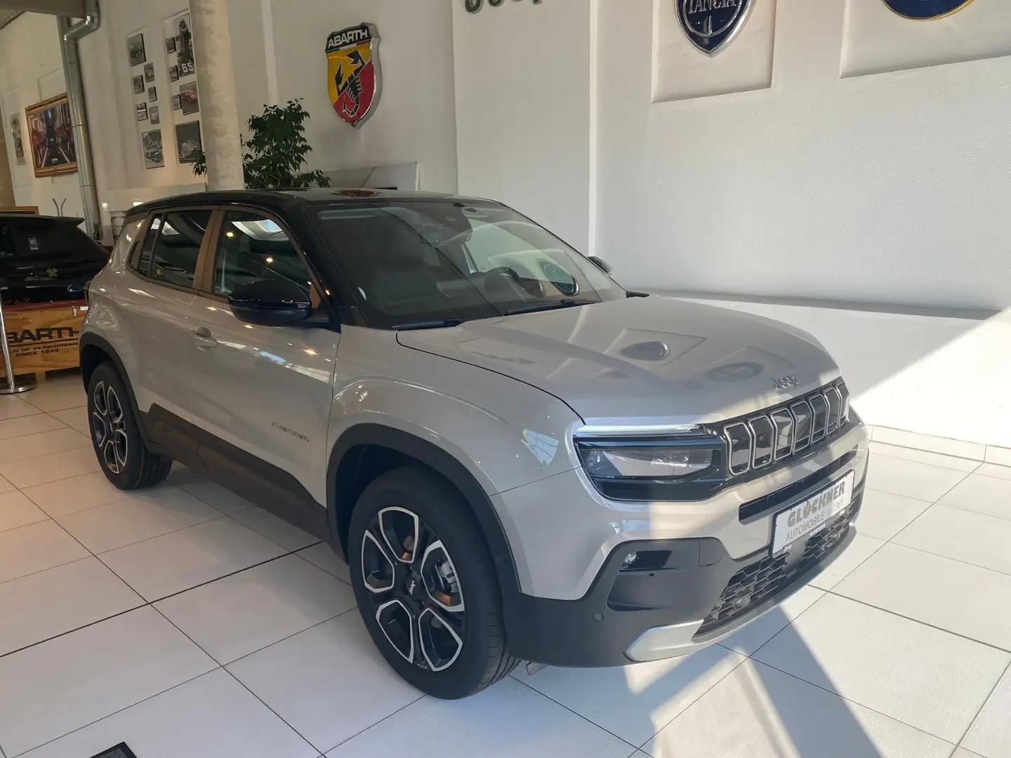 Jeep Avenger e-Hybrid Summit Grau - 2