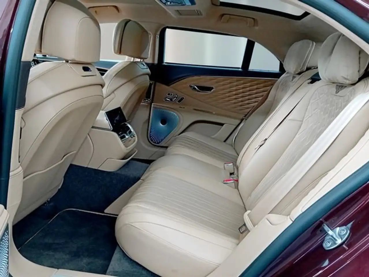 Bentley Flying Spur 2025 — фото 19