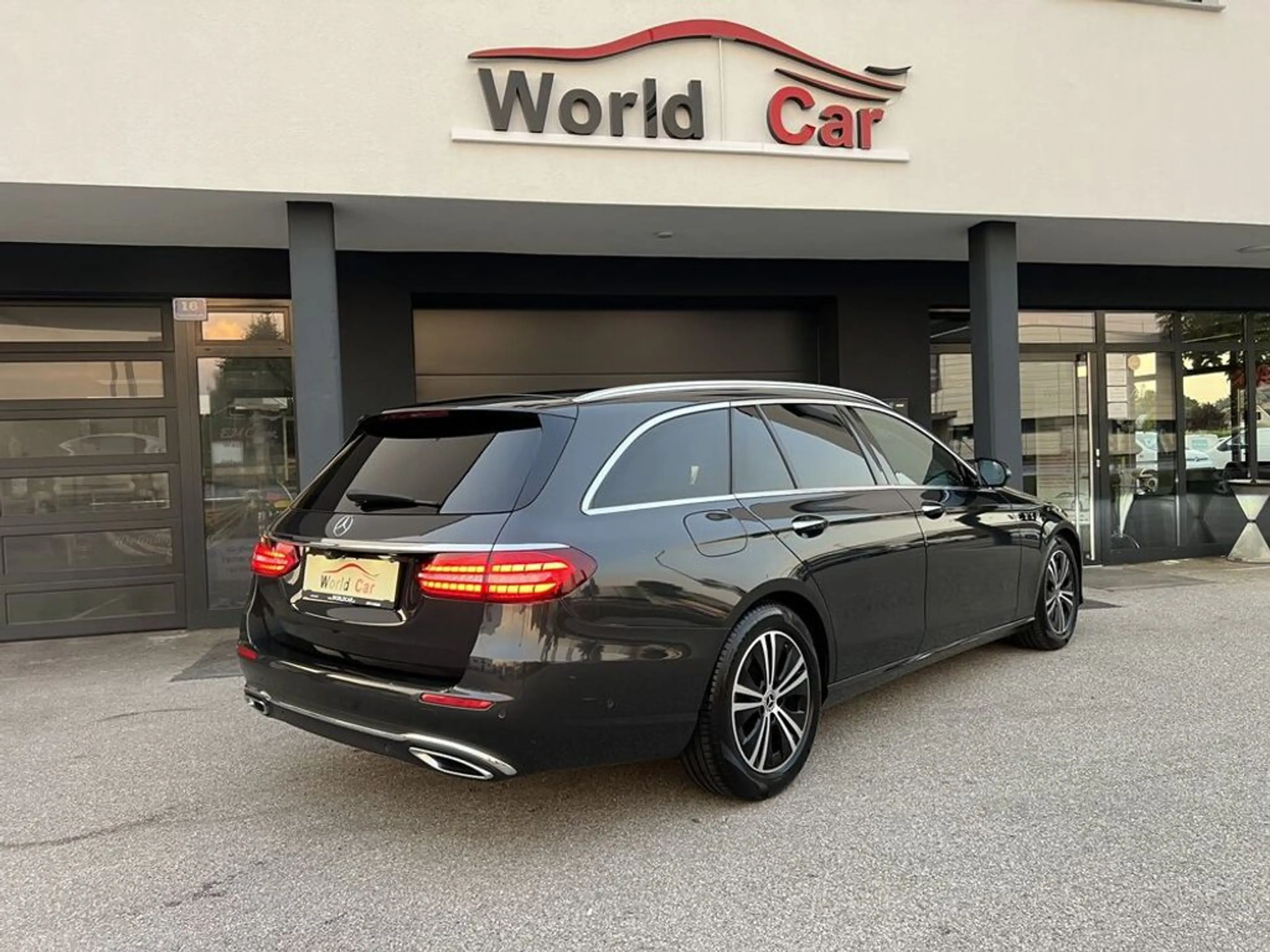 Mercedes-Benz E 220 d T Avantgarde Aut.LED-NAVI-LEDER-360° — photo 14