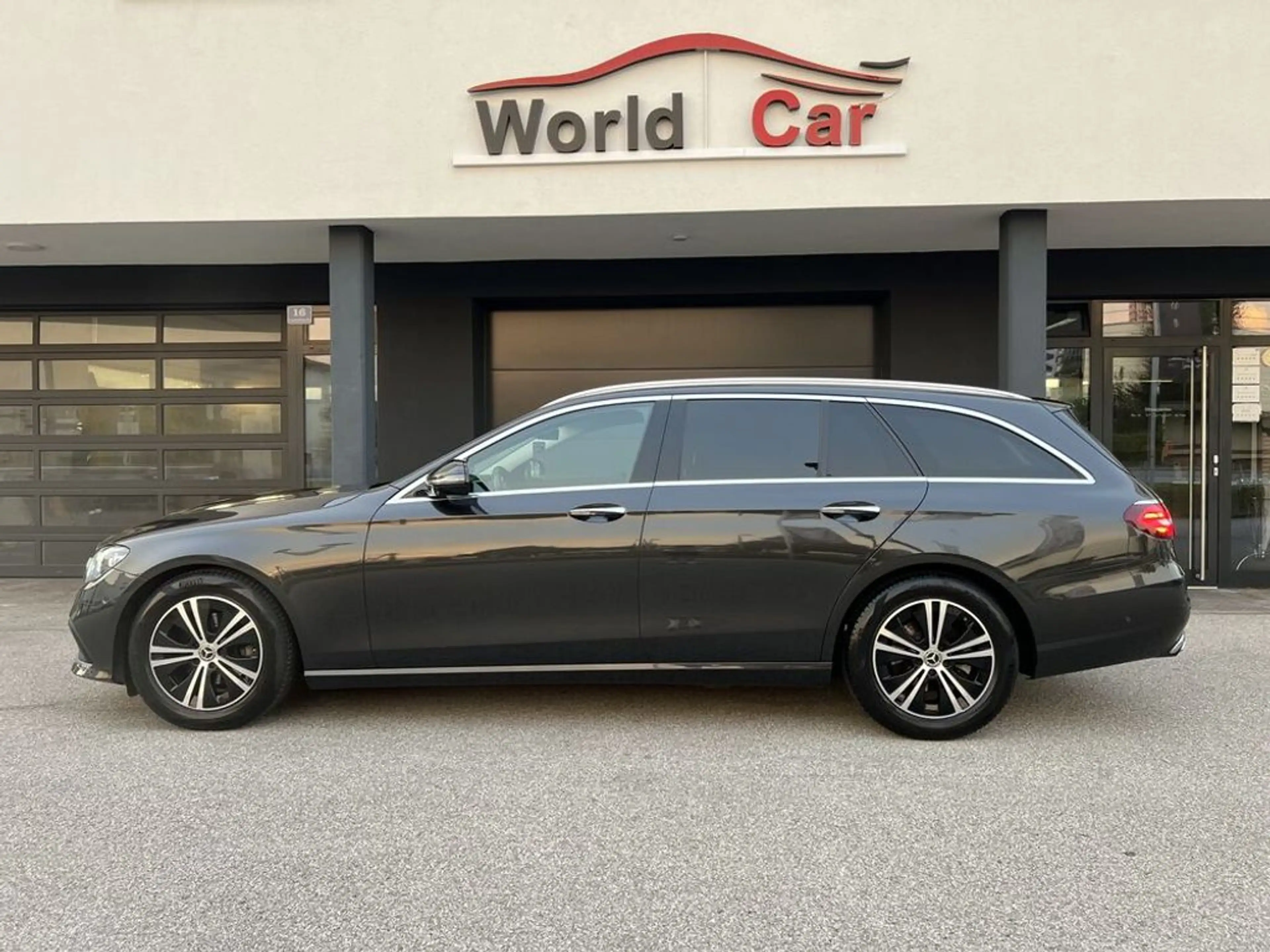 Mercedes-Benz E 220 d T Avantgarde Aut.LED-NAVI-LEDER-360° — photo 10