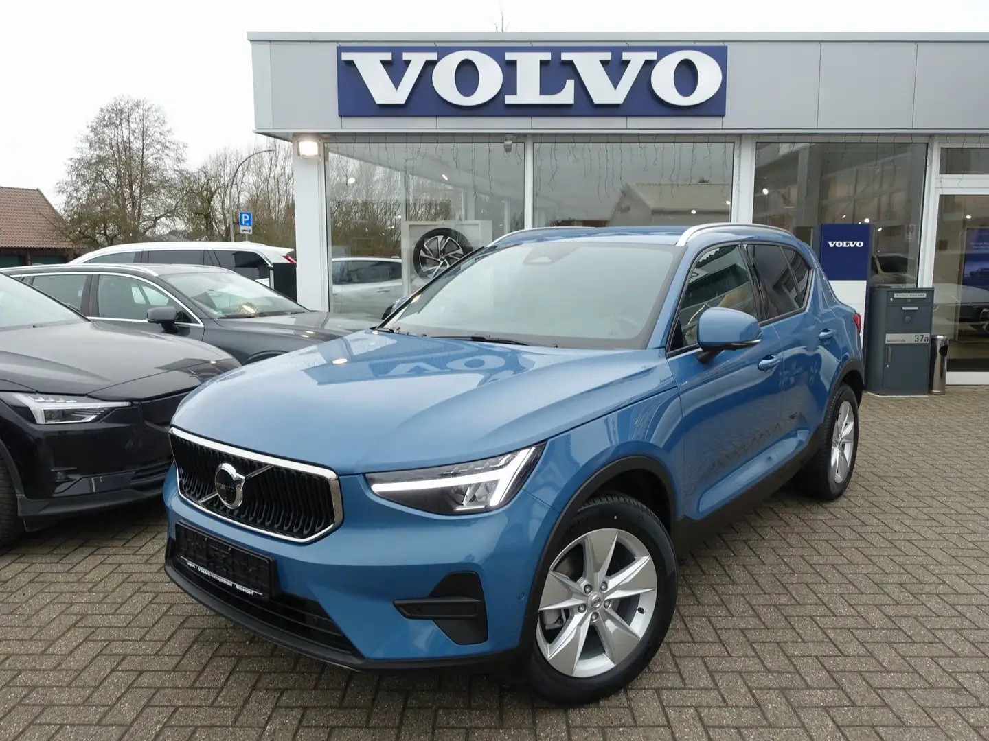 Volvo XC40 Core B3 Mild-Hybrid Benzin 360°KAM/BLIS/SHZ Blau - 1