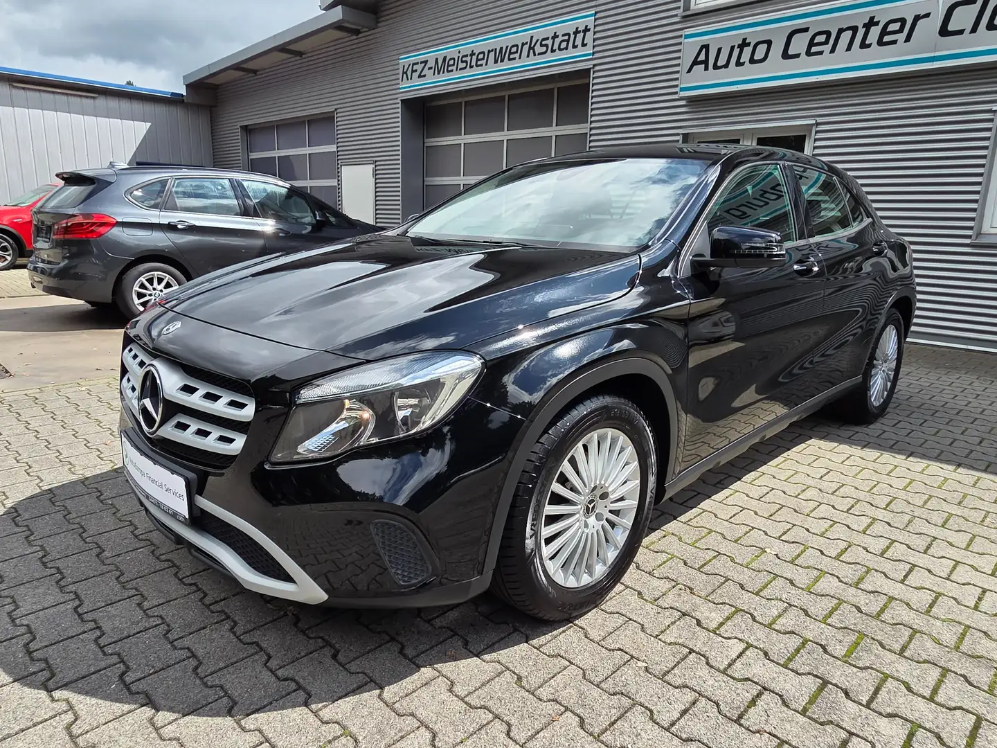 Mercedes-Benz GLA 180 d / AHK !! Schwarz - 1