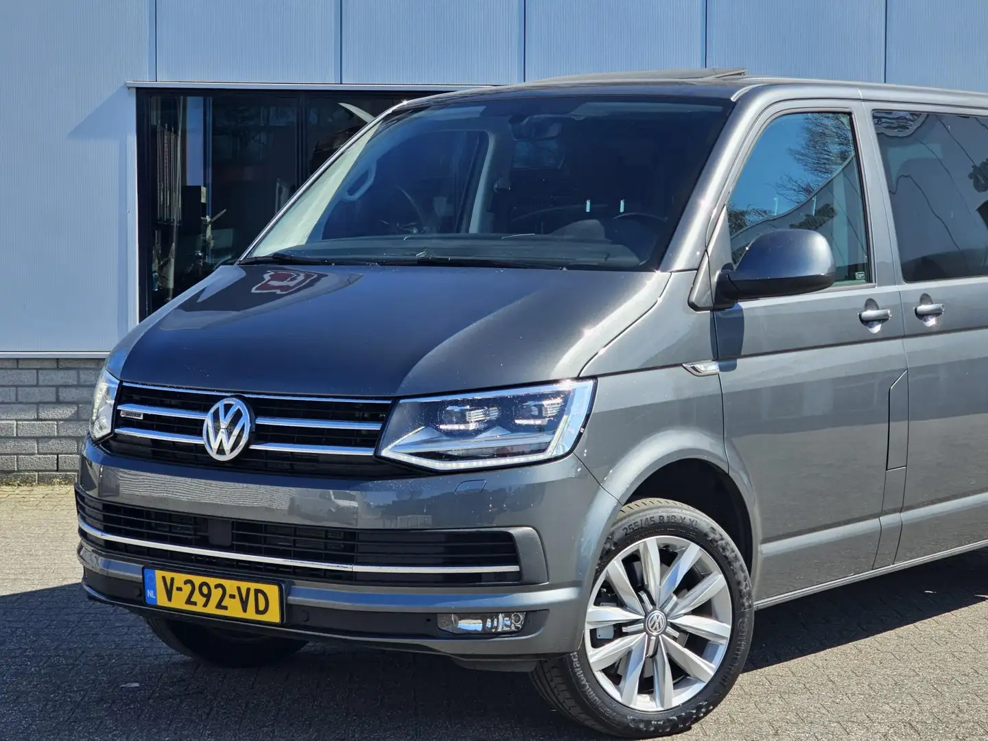 Volkswagen T6 Transporter 2.0 TDI 204PK L2H1 DC Highline 4-MOTION 2X SCHUIFD Gris - 2