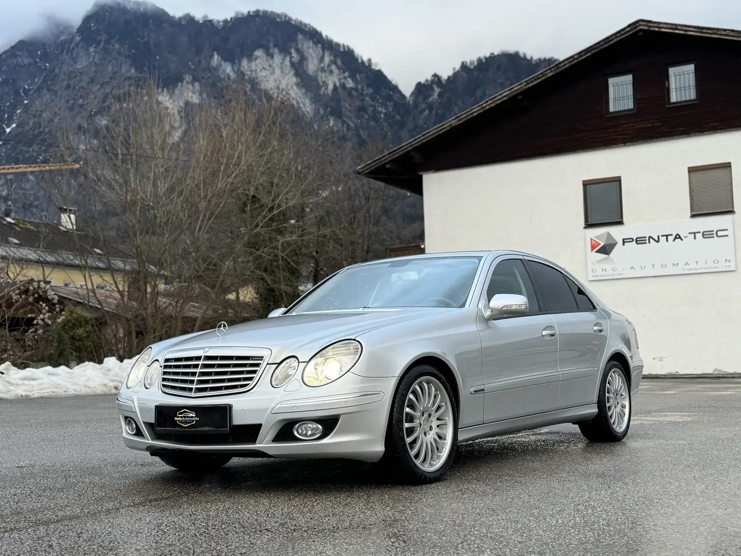 Mercedes-Benz E 350 Elegance Sport AMG Aut. !!nur Export/Händler!! Silber - 1