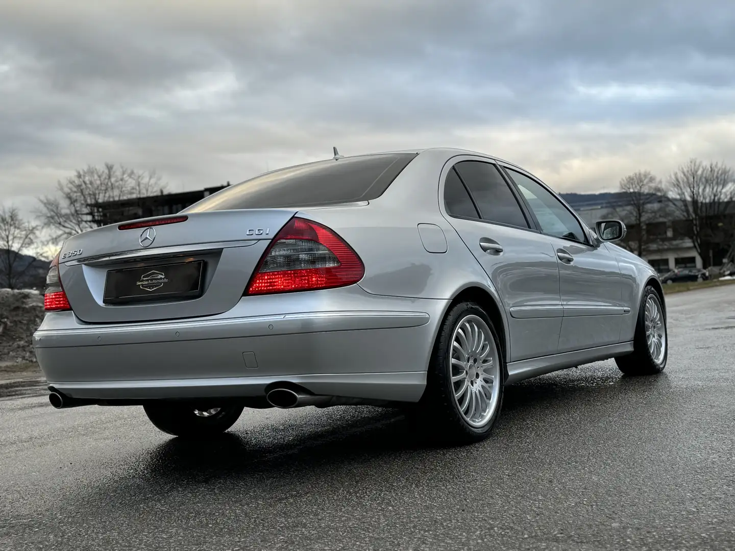 Mercedes-Benz E 350 Elegance Sport AMG Aut. !!nur Export/Händler!! Silber - 2