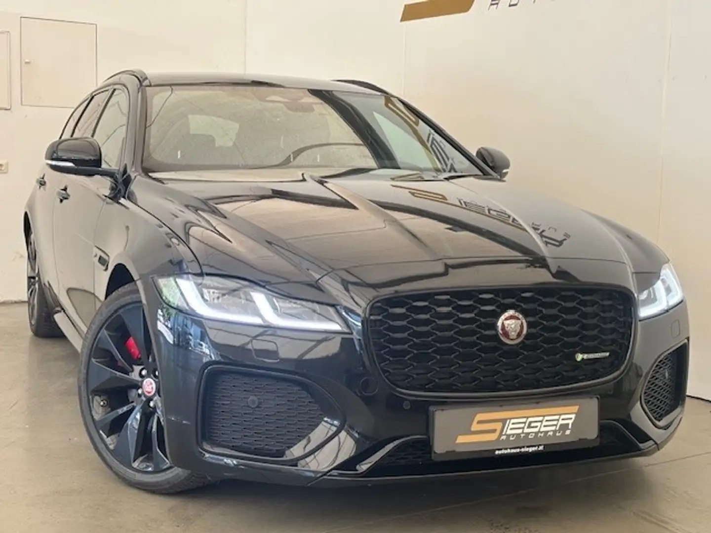Jaguar XF D200 R-Dynamic HSE Aut. Schwarz - 2