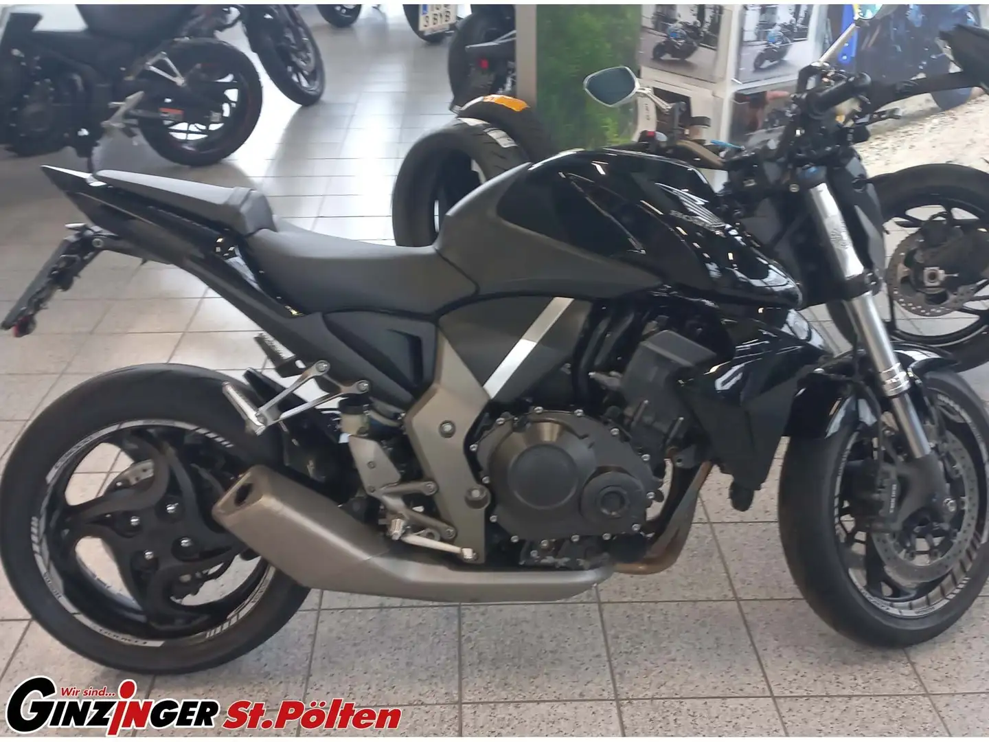 Honda Hornet Schwarz - 1