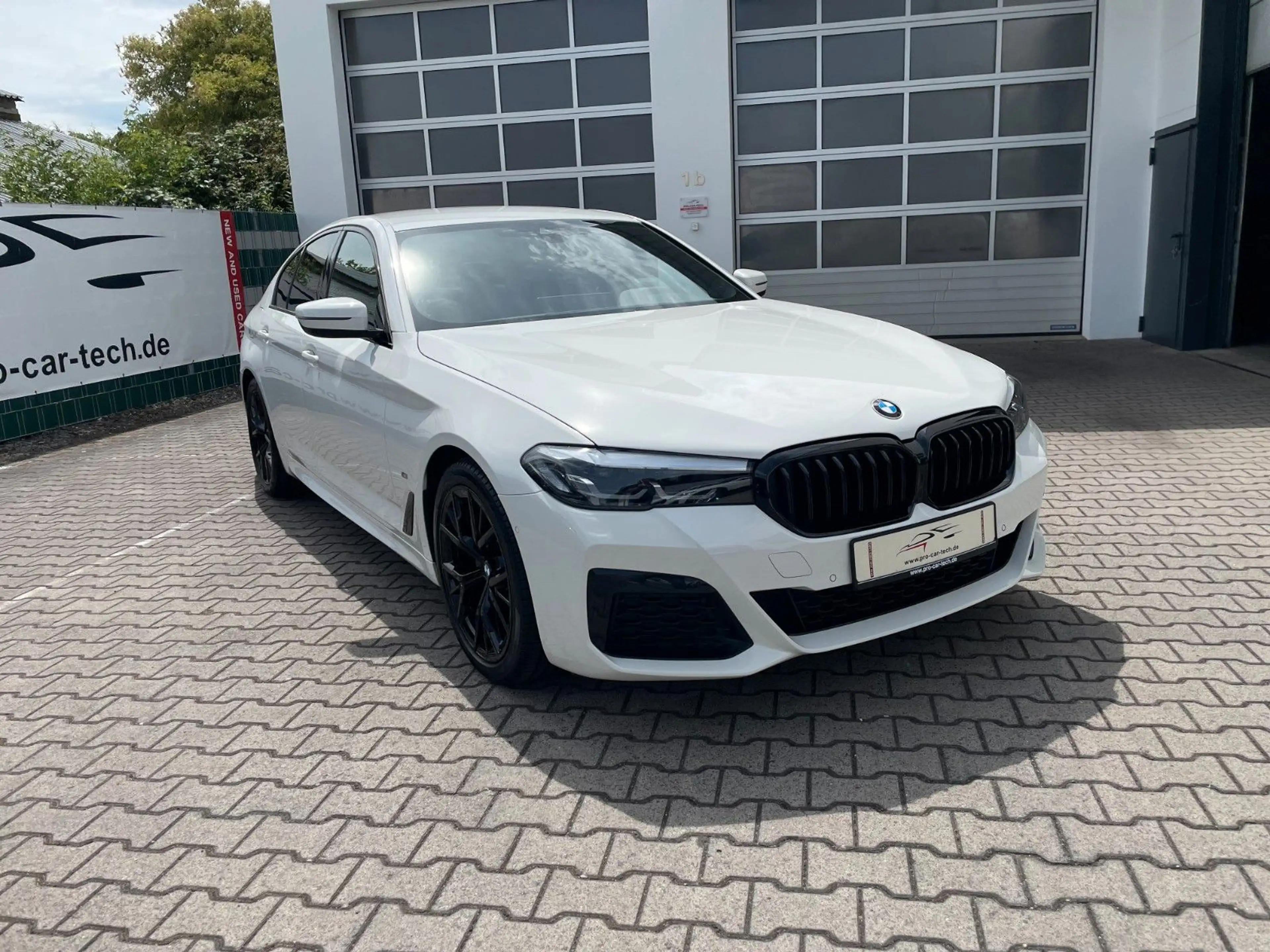 BMW 520 i |M-Sport|HiFi|Leder|19"Alu|Kamera|Alarm|