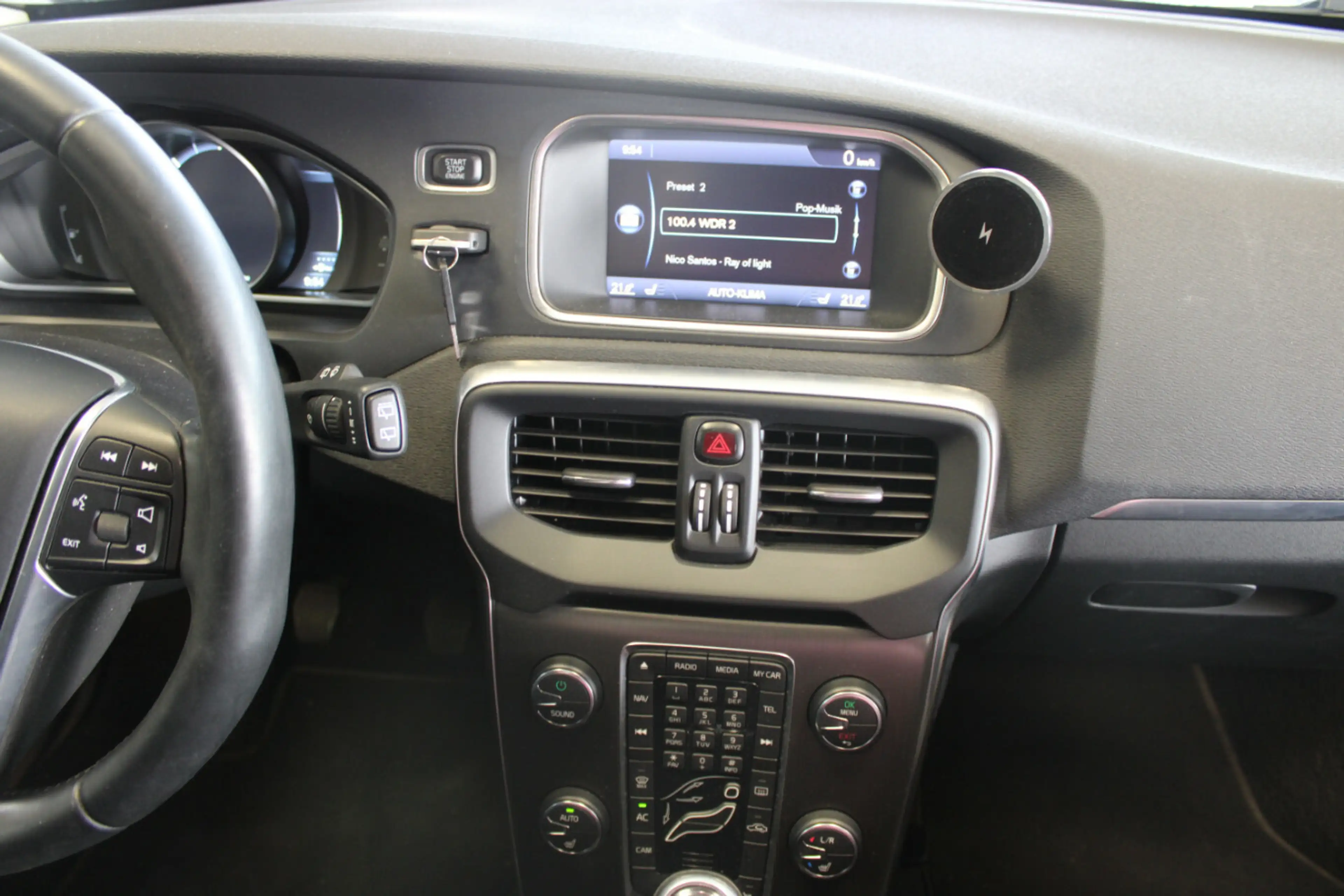 Volvo V40 D3 Momentum - AHK - — photo 11