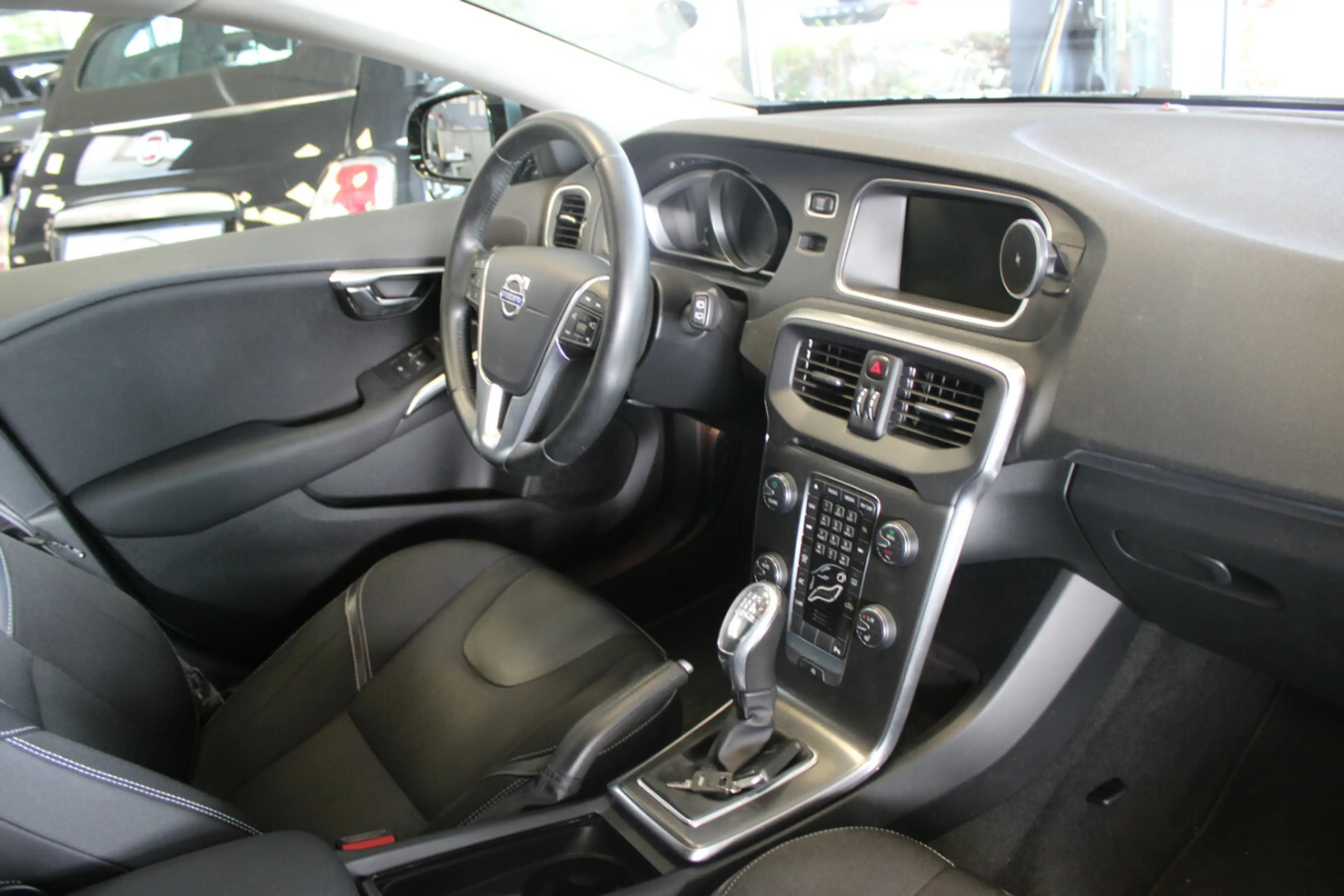 Volvo V40 D3 Momentum - AHK - — photo 8
