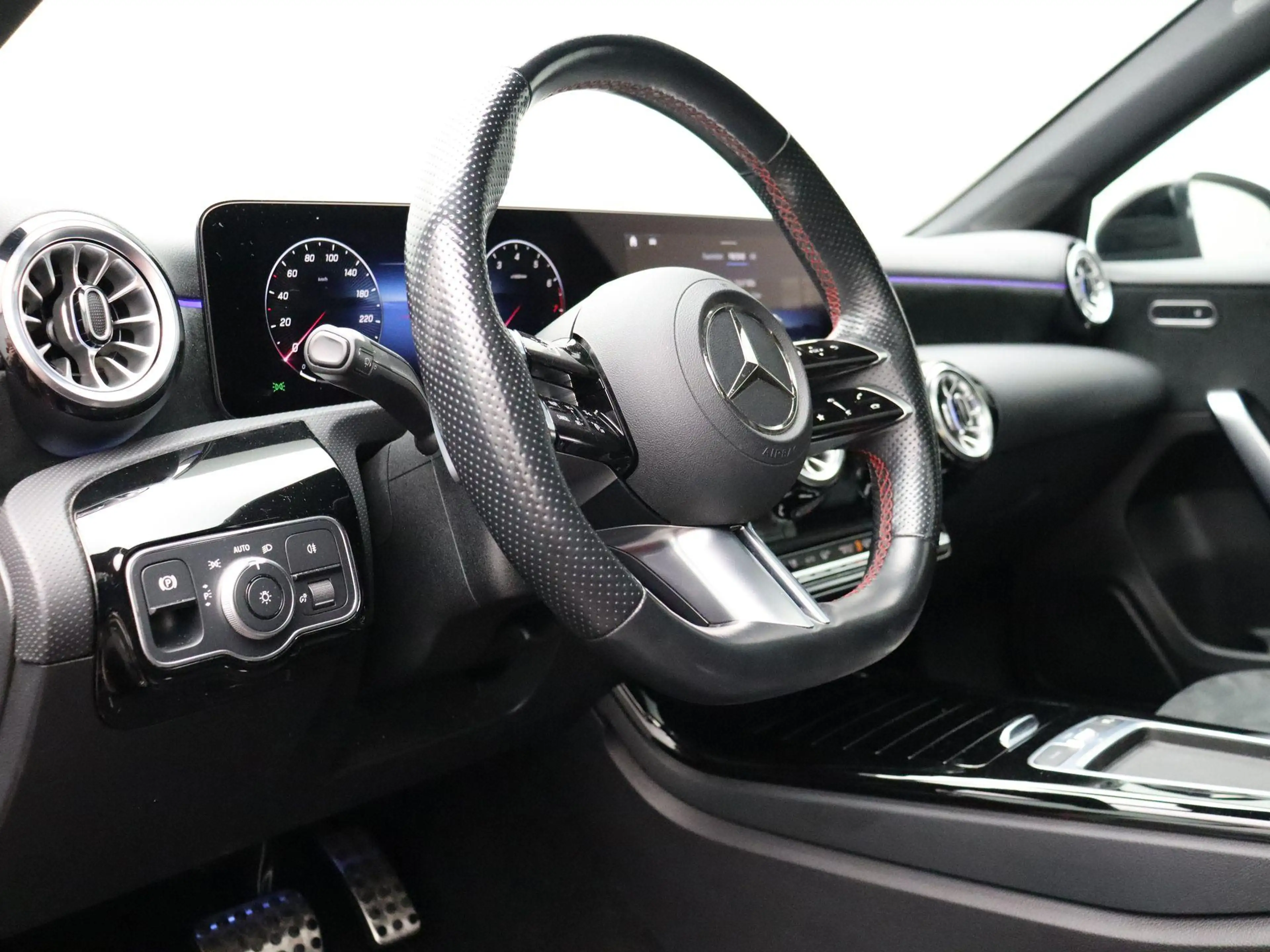 Mercedes-Benz A 200 Berline AMG Line + MULTIBEAM + PANORAMISCH DAK + C — photo 12