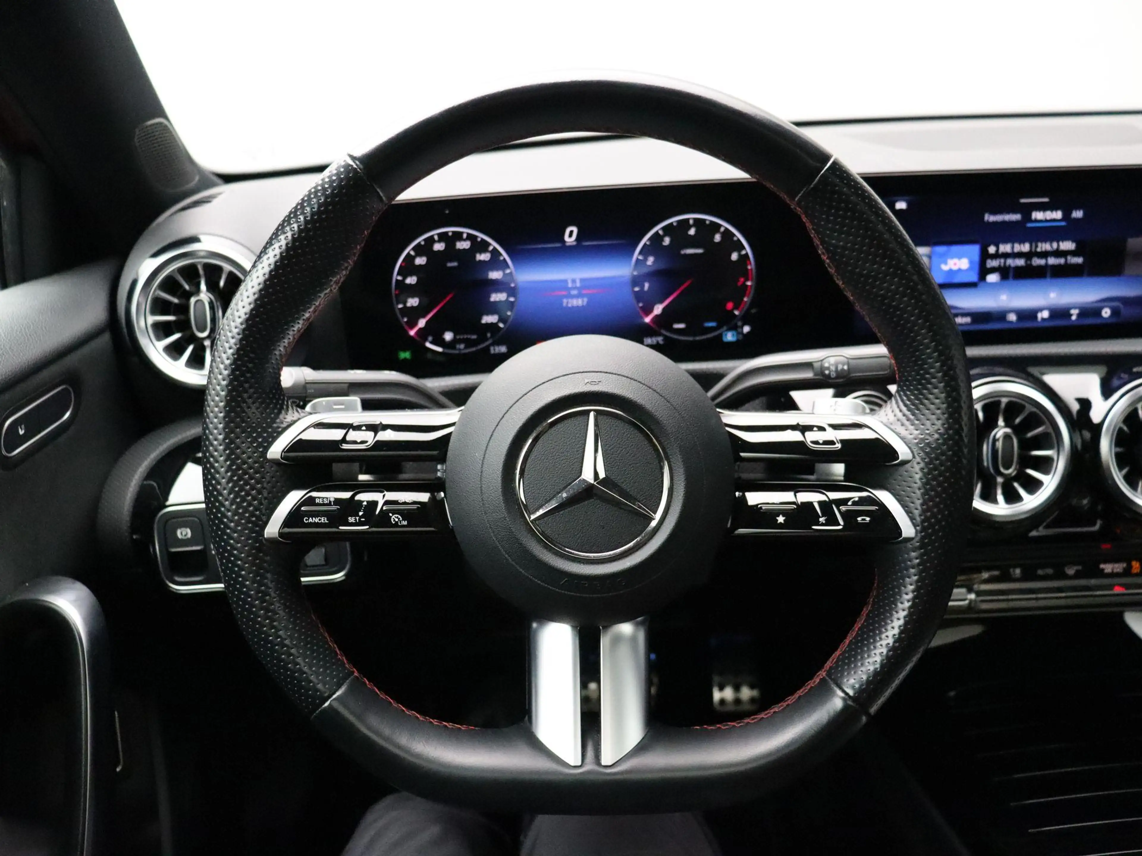 Mercedes-Benz A 200 Berline AMG Line + MULTIBEAM + PANORAMISCH DAK + C — photo 15
