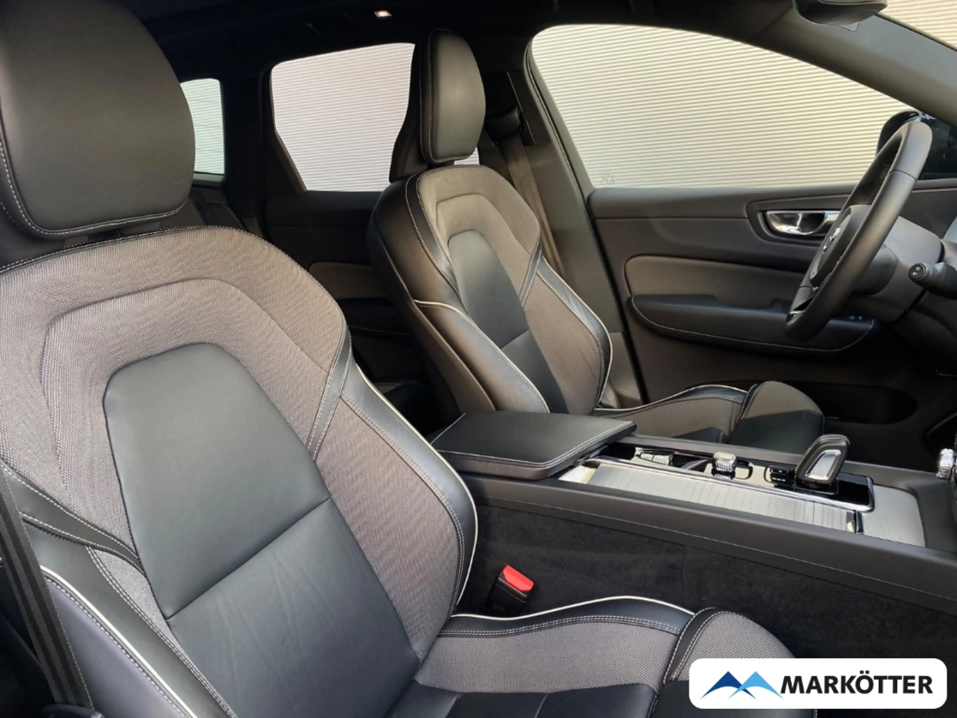Volvo XC60 B4 R Design FOUR-C/PANO/22°/LHZ/GOOGLE/CAM — photo 9