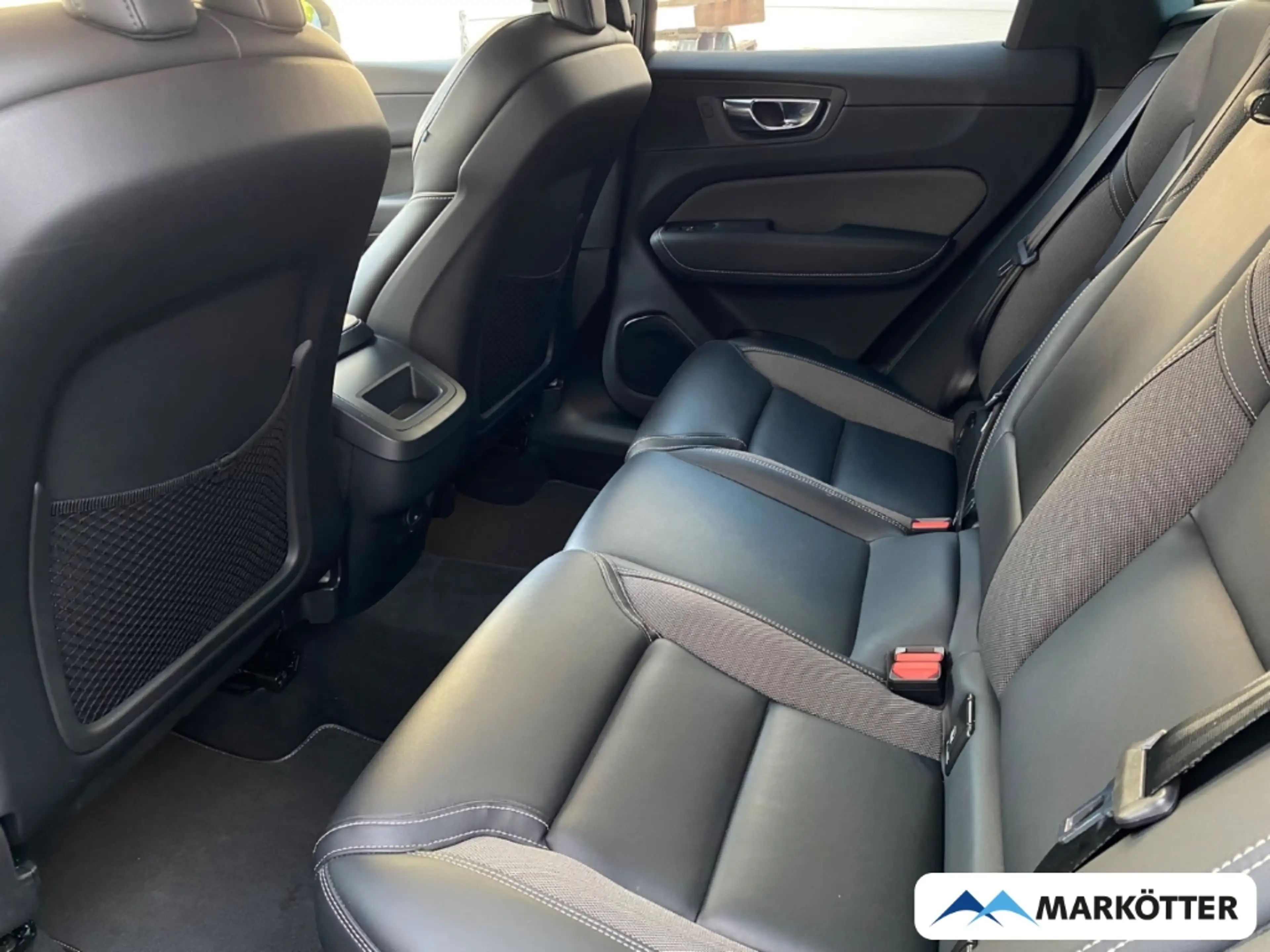 Volvo XC60 B4 R Design FOUR-C/PANO/22°/LHZ/GOOGLE/CAM — photo 12