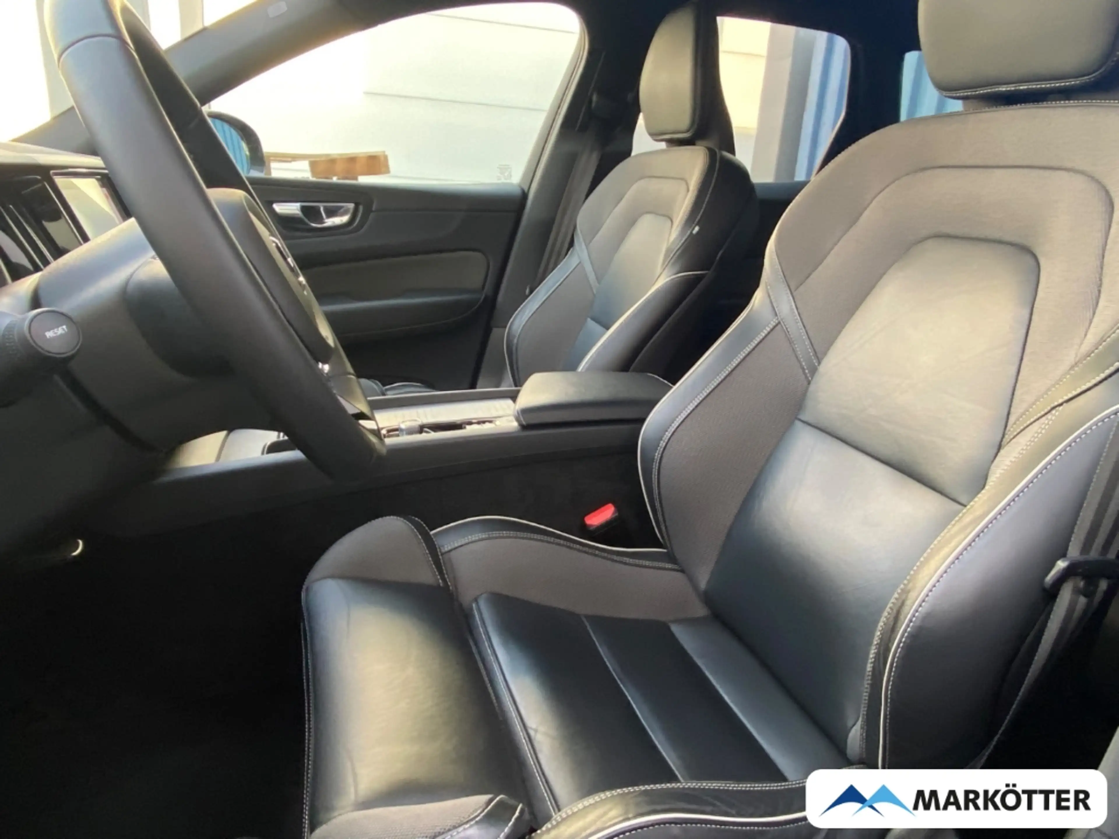 Volvo XC60 B4 R Design FOUR-C/PANO/22°/LHZ/GOOGLE/CAM — photo 8