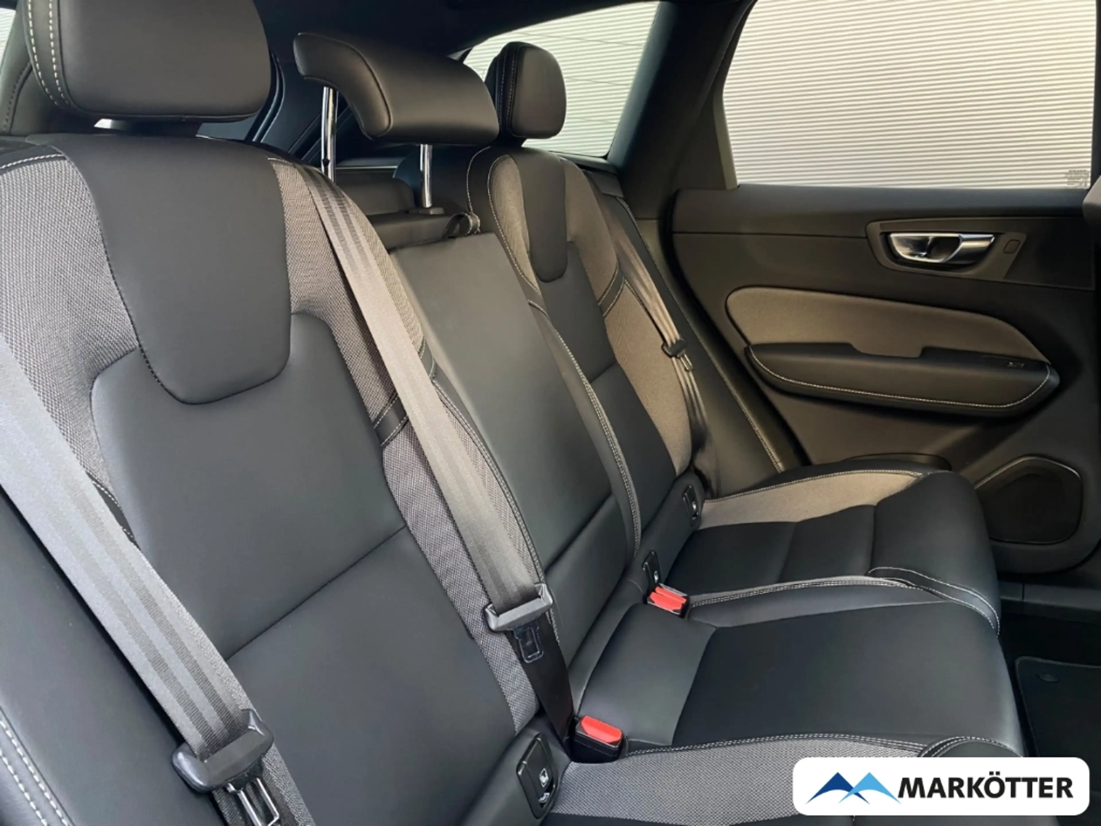 Volvo XC60 B4 R Design FOUR-C/PANO/22°/LHZ/GOOGLE/CAM — photo 13