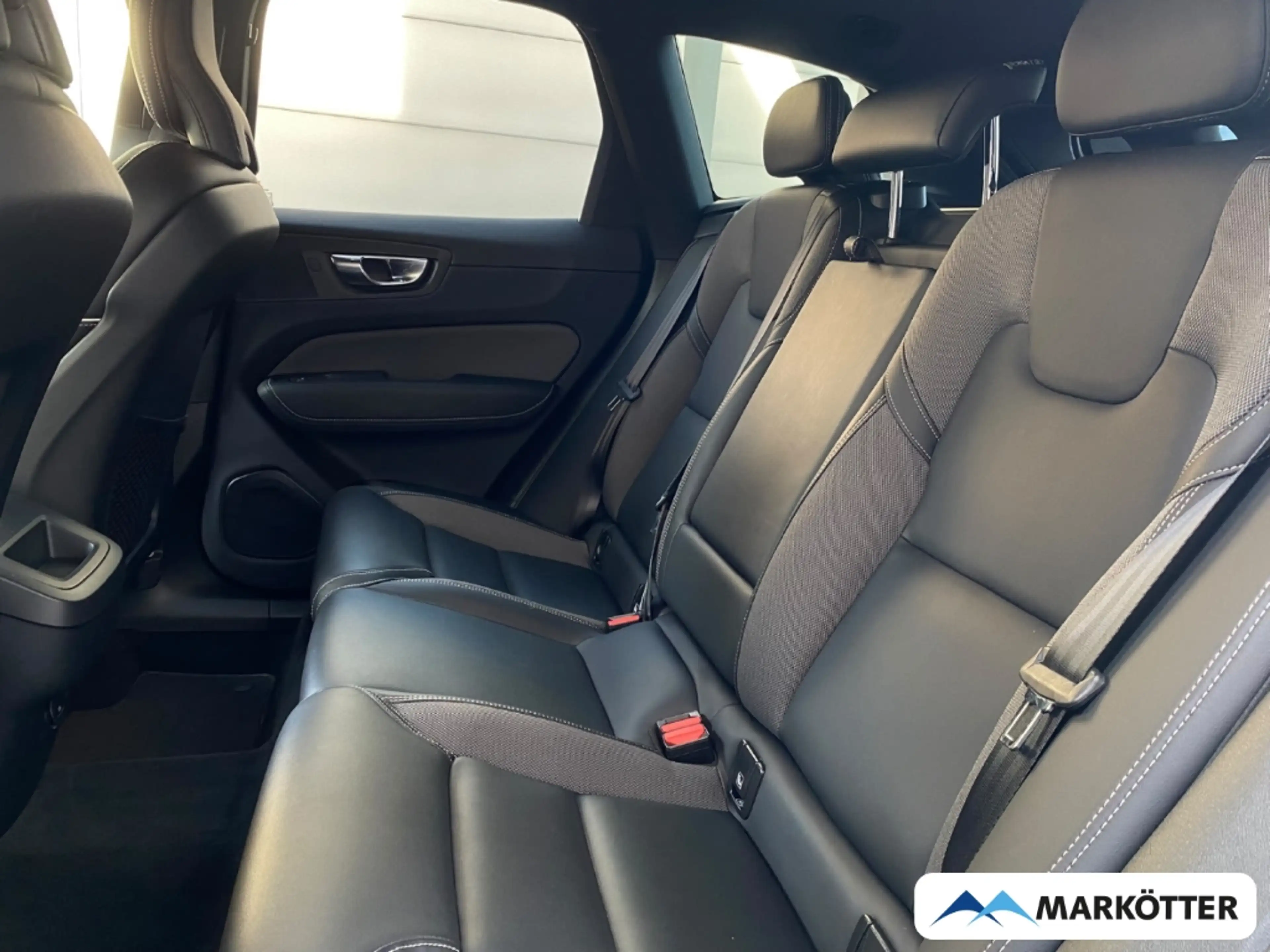 Volvo XC60 B4 R Design FOUR-C/PANO/22°/LHZ/GOOGLE/CAM — photo 14