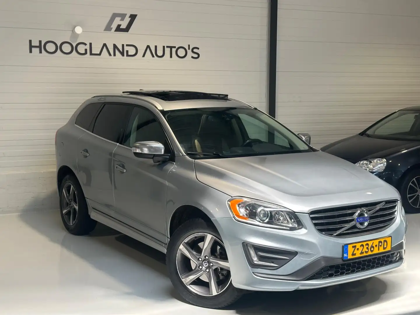 Volvo XC60 3.0 T6 AWD R-design Zilver 2011 Youngtimer! Grijs - 2