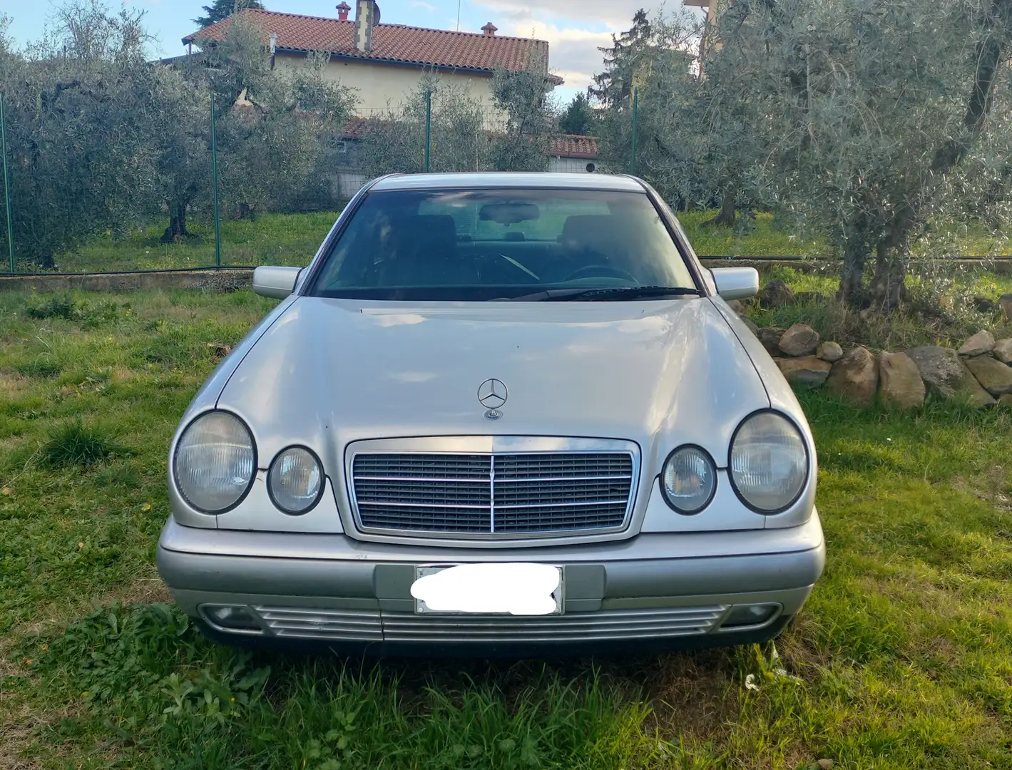 Mercedes-Benz 210/310 Classe e W210 Gümüş rengi - 2