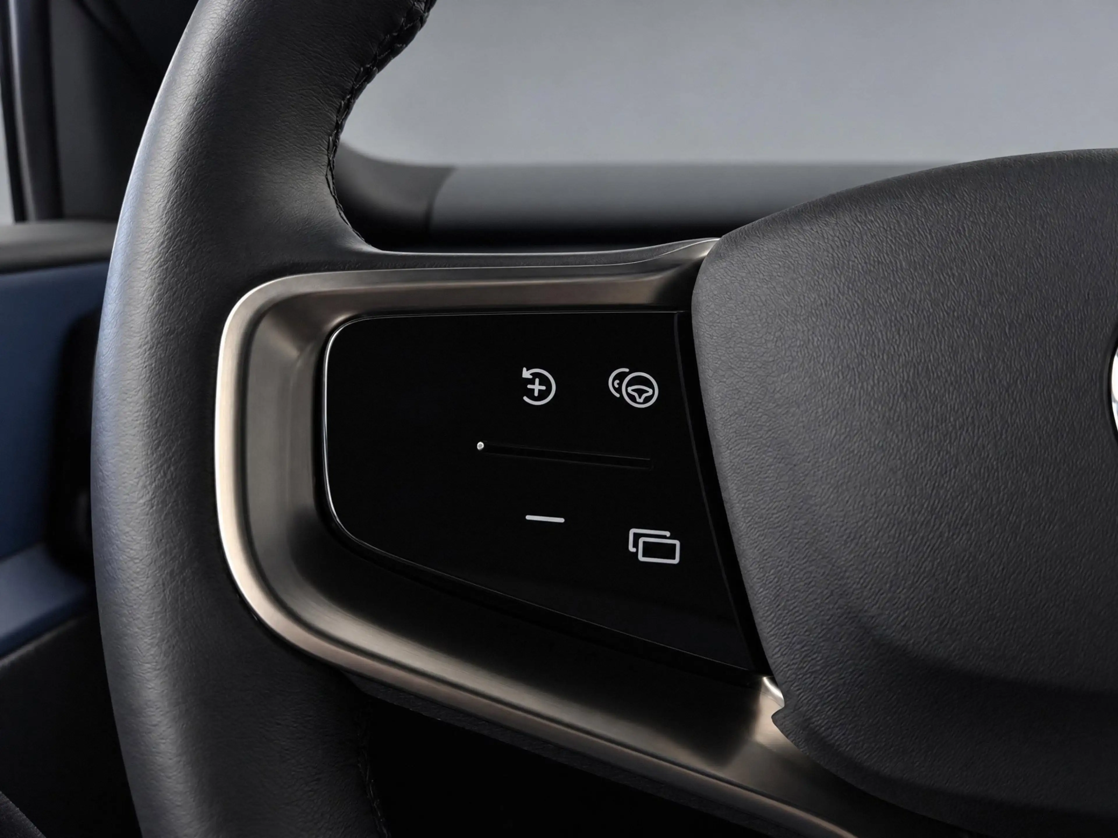 Volvo EX30 Single Motor Extended Range Plus 69 kWh — photo 16