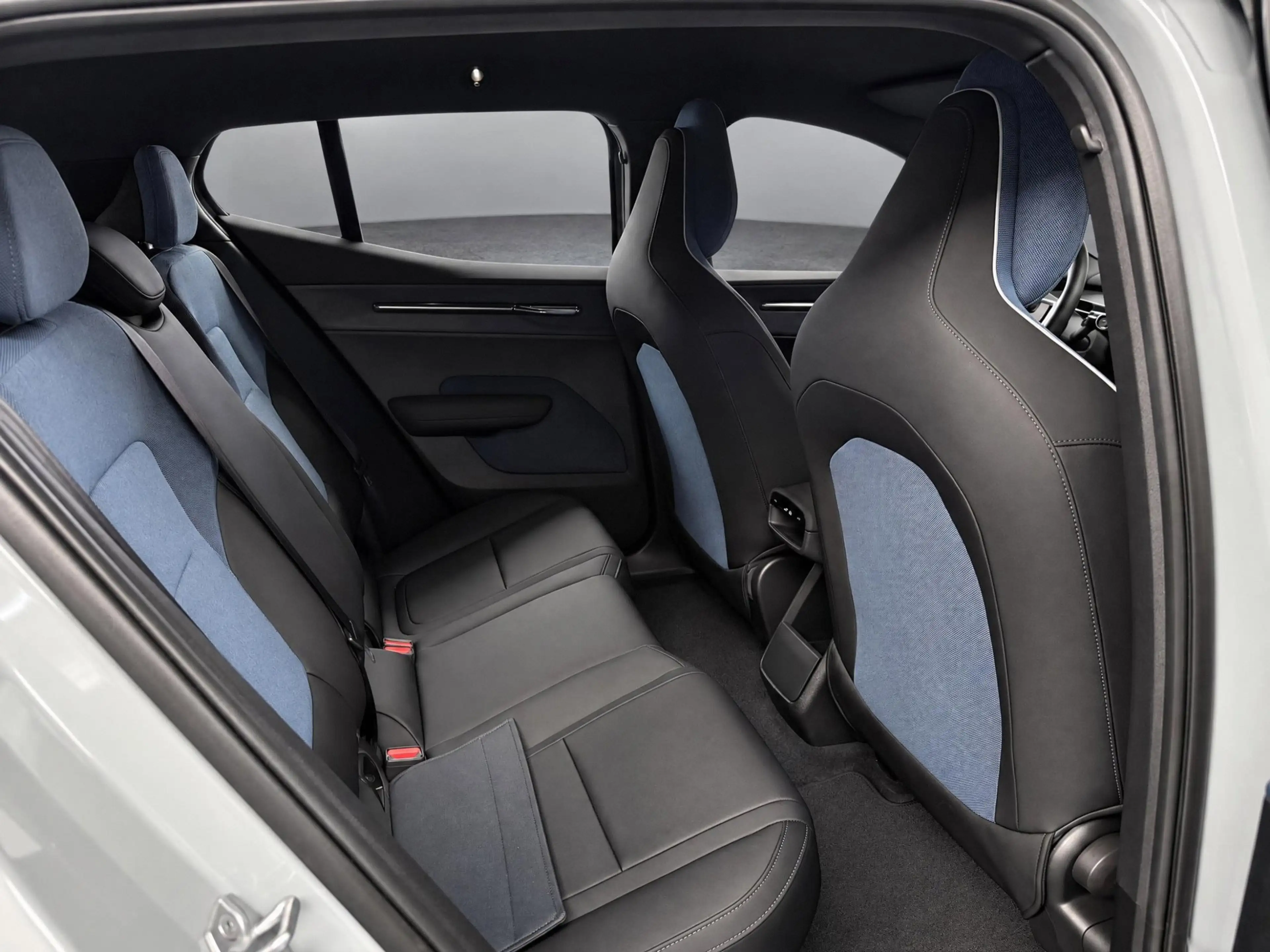 Volvo EX30 Single Motor Extended Range Plus 69 kWh — photo 27