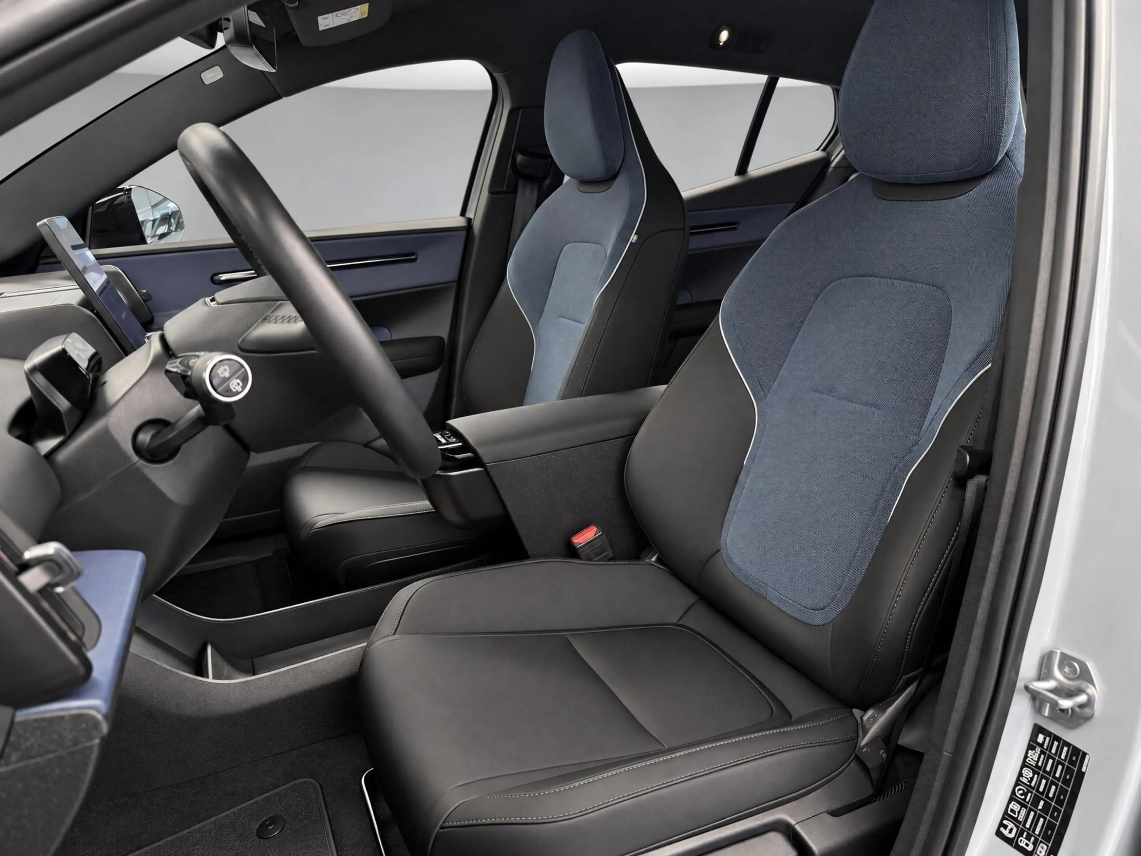 Volvo EX30 Single Motor Extended Range Plus 69 kWh — photo 7