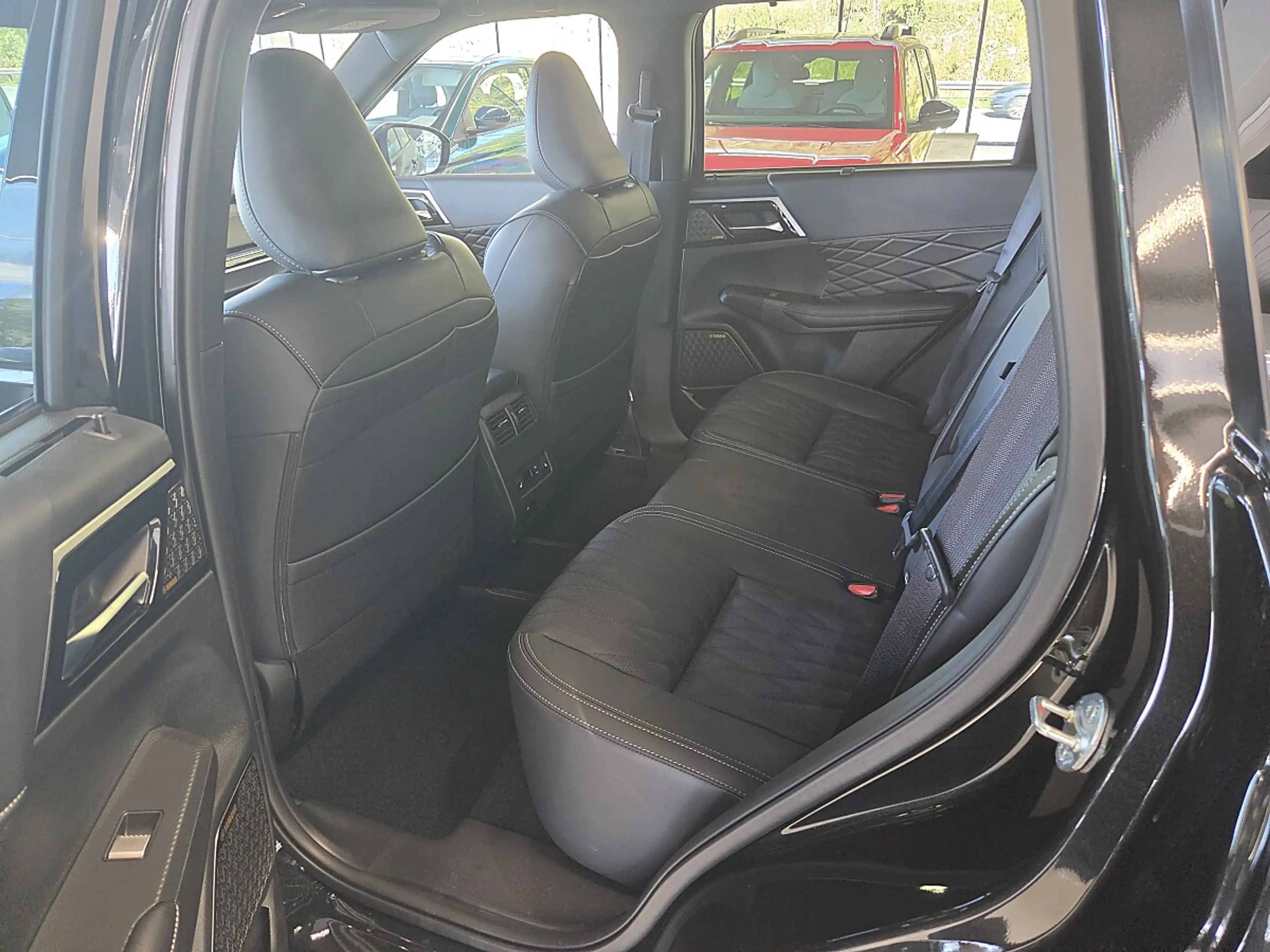 Mitsubishi Outlander 2,4 PHEV S-AWC Diamond — photo 15