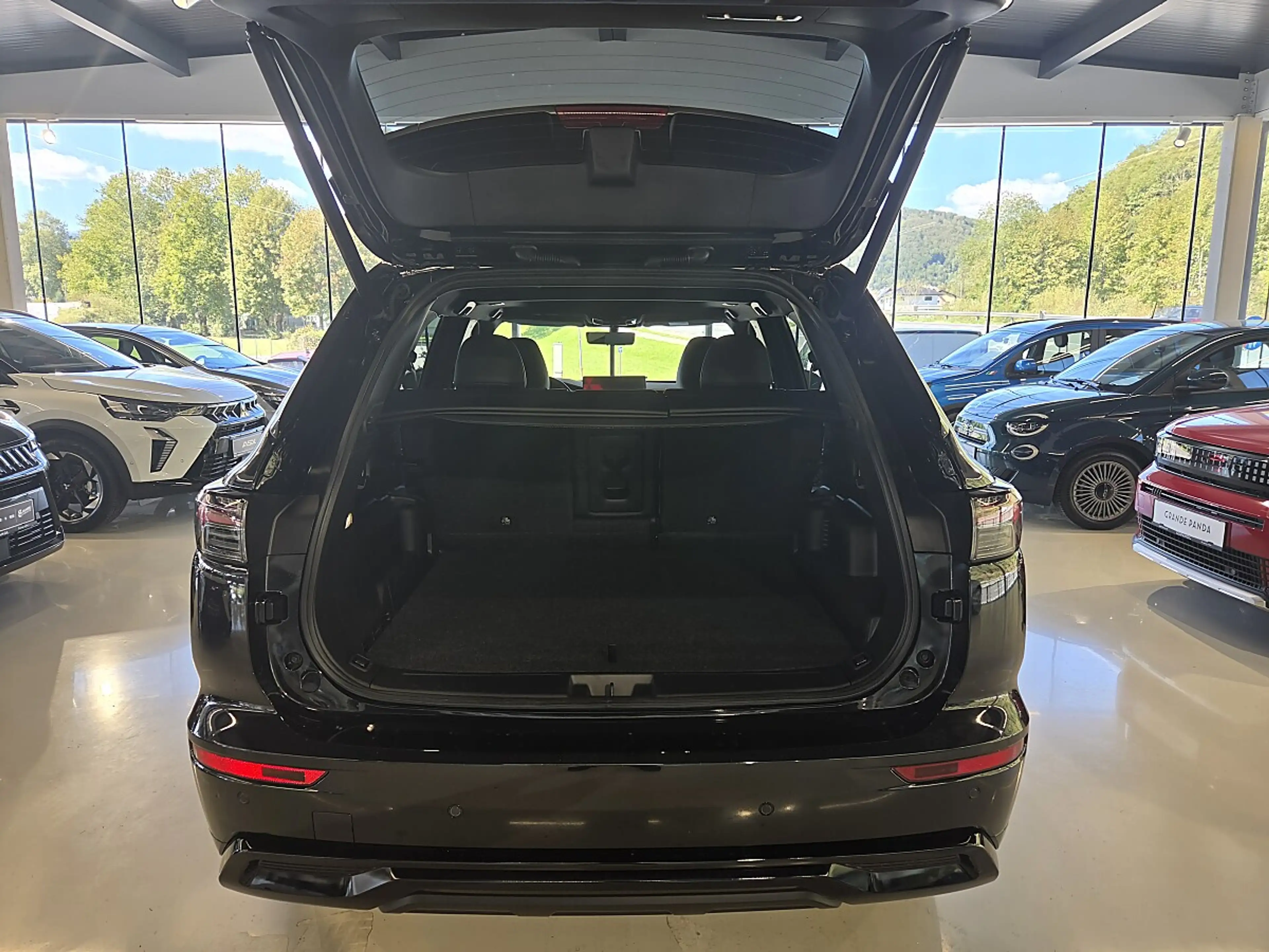 Mitsubishi Outlander 2,4 PHEV S-AWC Diamond — photo 12