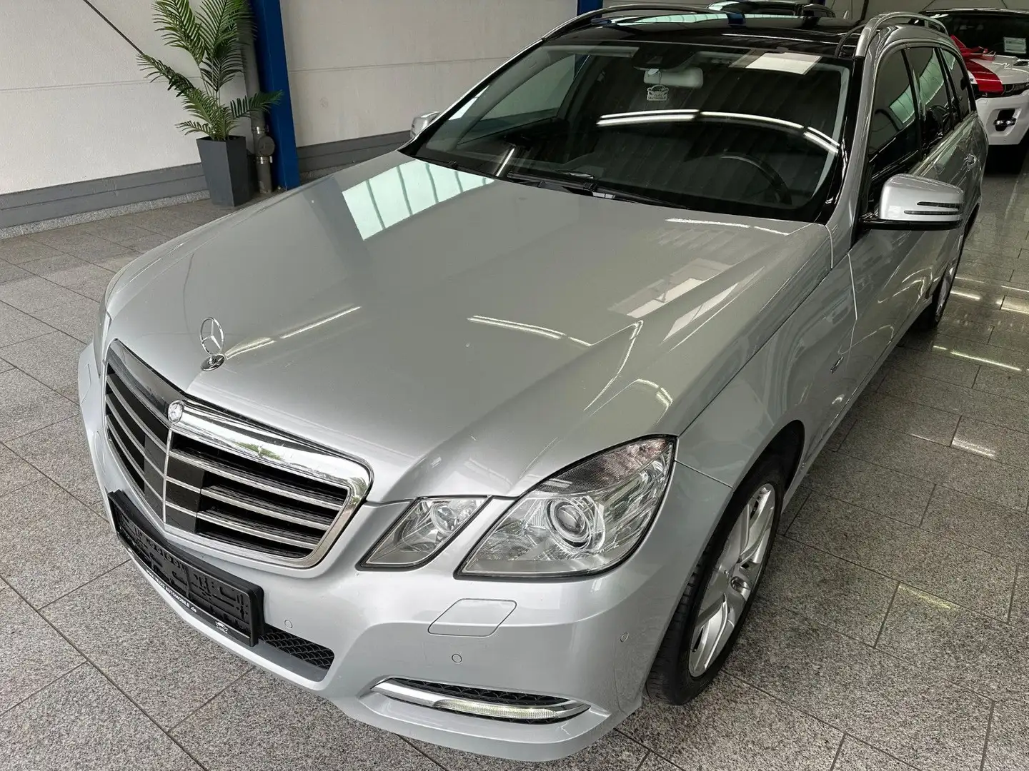 Mercedes-Benz E 300 CDI*AVANTG*AUTOM*BI-XN*PANO*MASSG*AIR*1-HD Gümüş rengi - 2