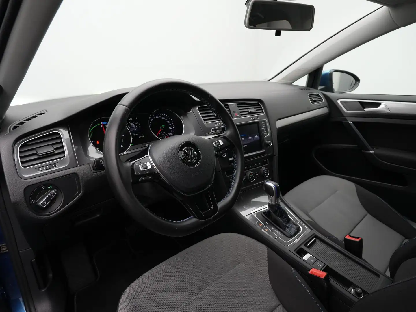 Volkswagen e-Golf 115 pk | Navigatie Discover Pro | Stoelverwarming Bleu - 2
