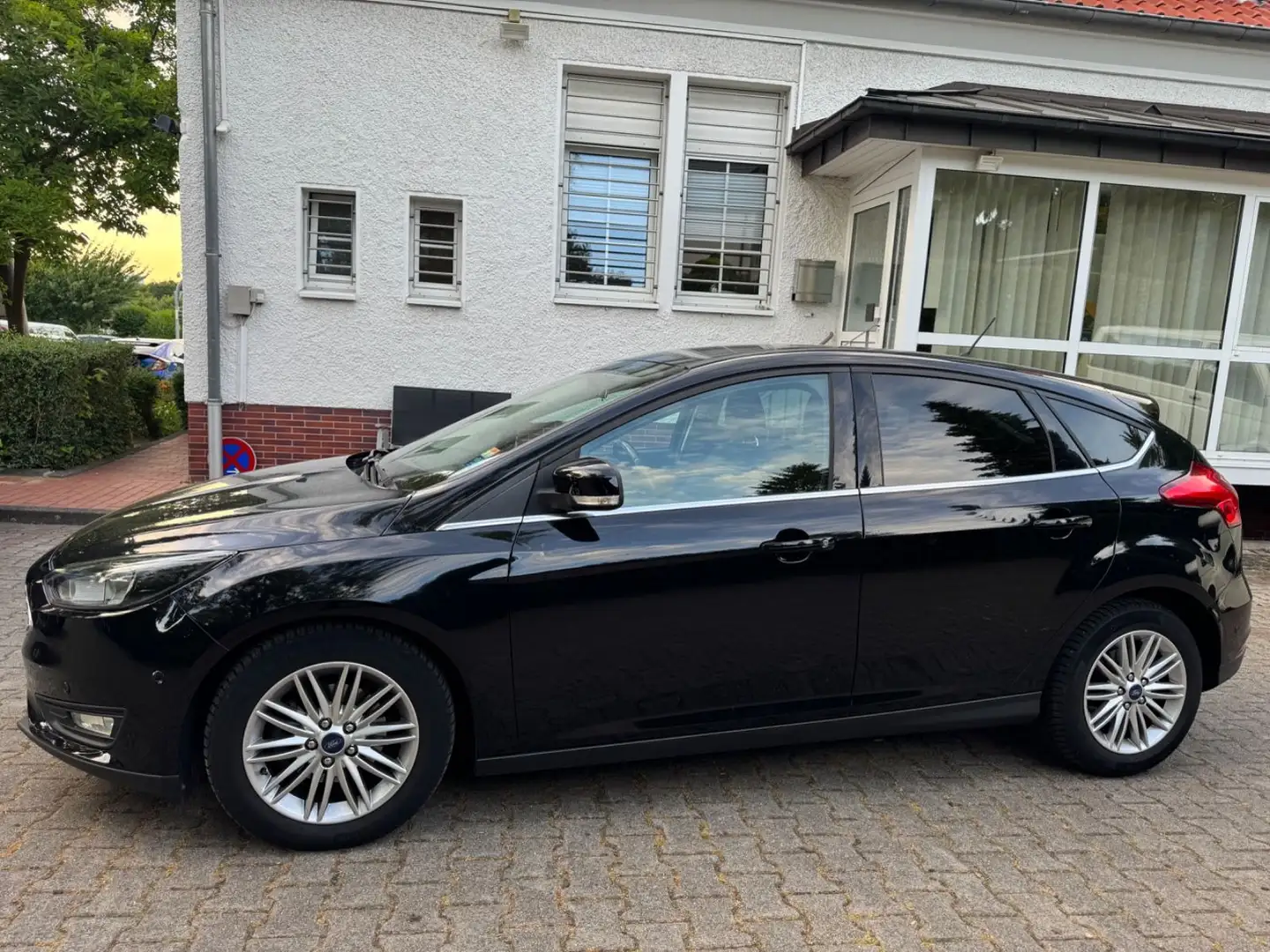 Ford Focus Lim. Cool & Connect/Scheckheft/Garantie/ Schwarz - 2