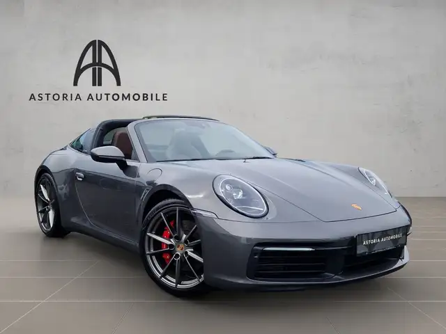 Porsche 992 view 3
