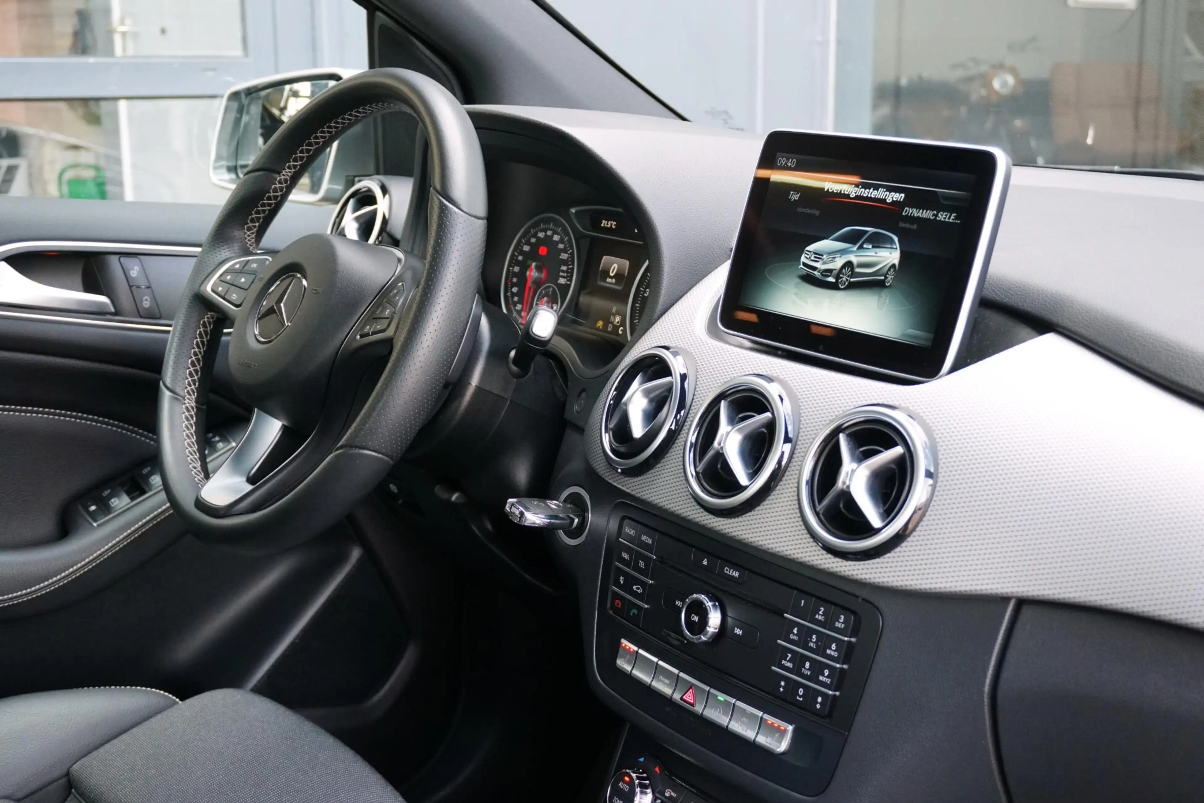 Mercedes-Benz B 180 Prestige + CAMERA / NAVI / CLIMATE CONTROL — photo 3