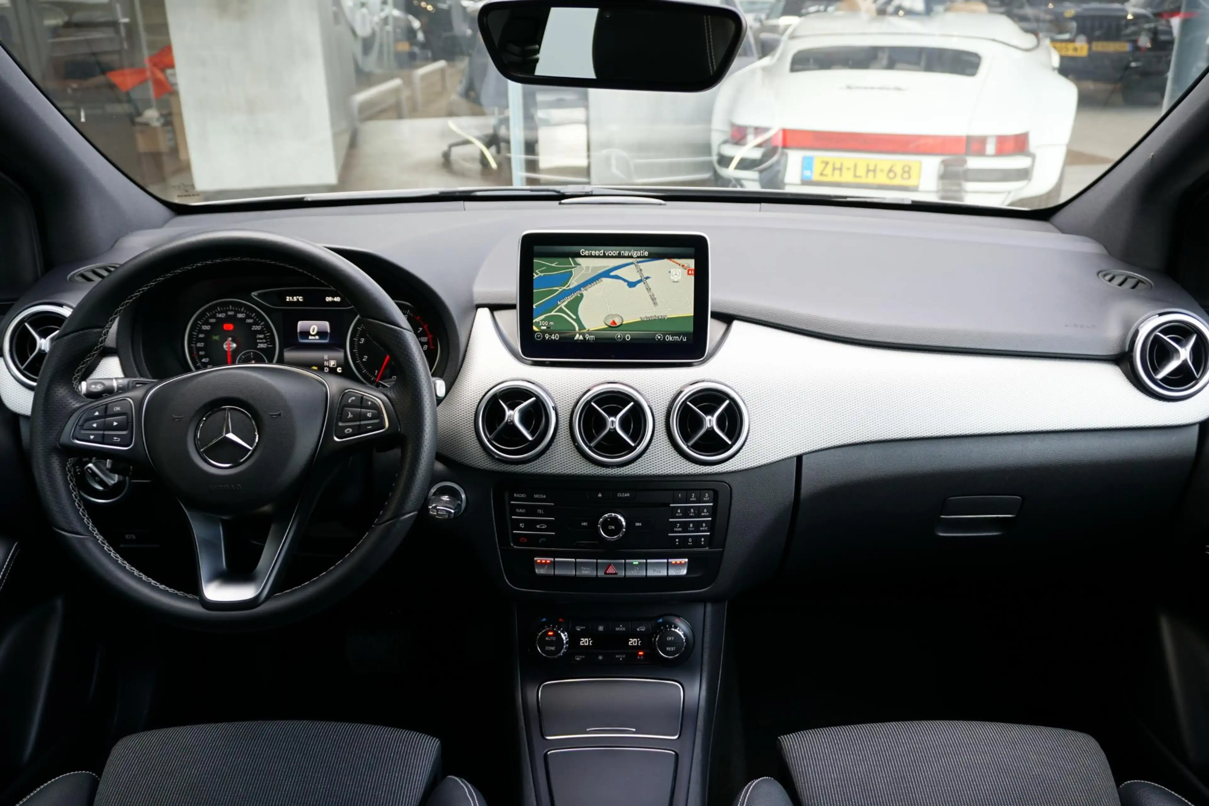 Mercedes-Benz B 180 Prestige + CAMERA / NAVI / CLIMATE CONTROL — photo 4